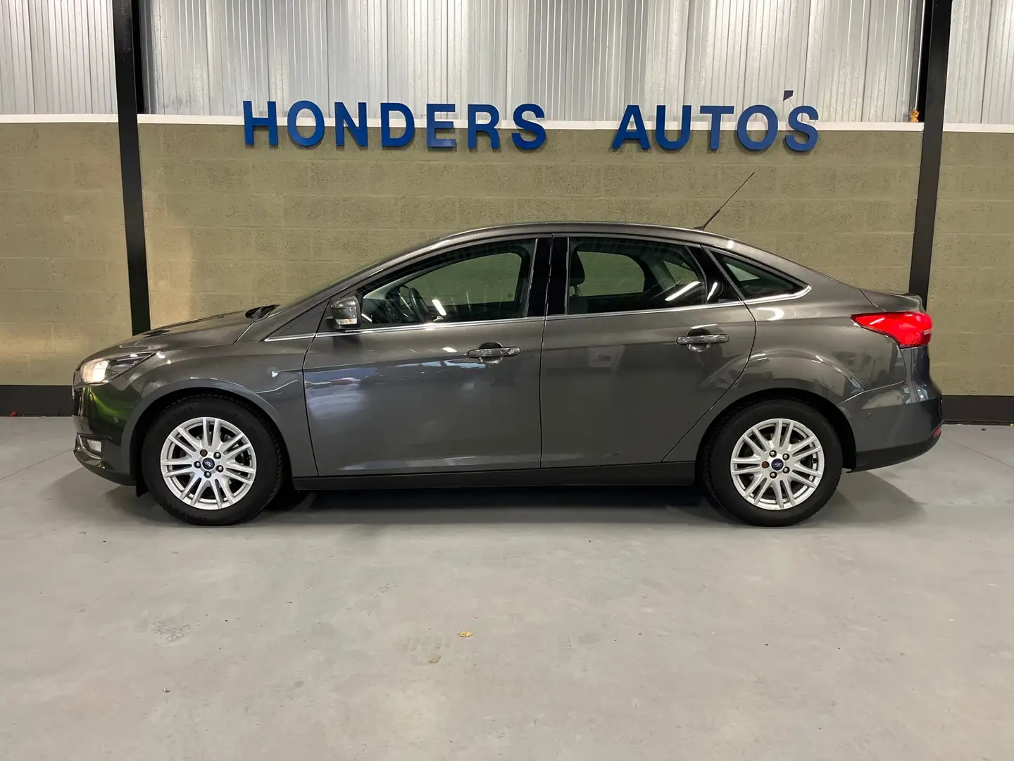 Ford Focus 1.0 Titanium Sedan 126 PK I APPLECARPLAY I KEYLESS Gris - 2