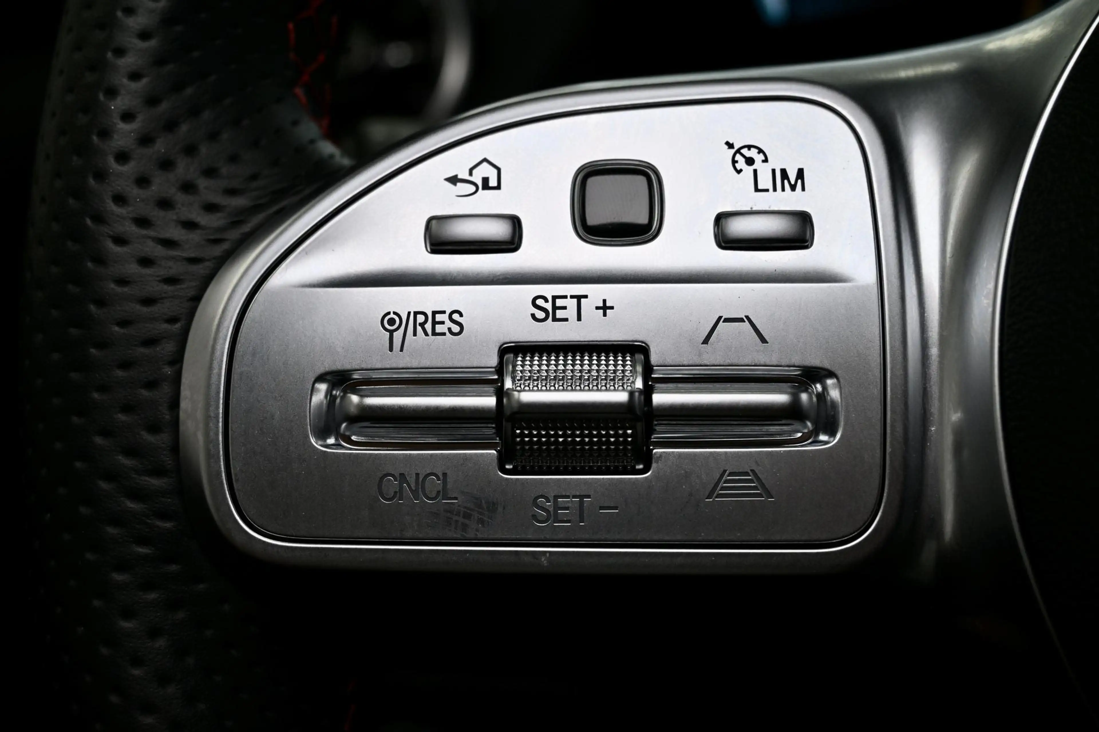 Mercedes-Benz GLA 35 AMG AMG GLA 35 4Matic*Head-Up-Display+Panoramadach* — photo 14