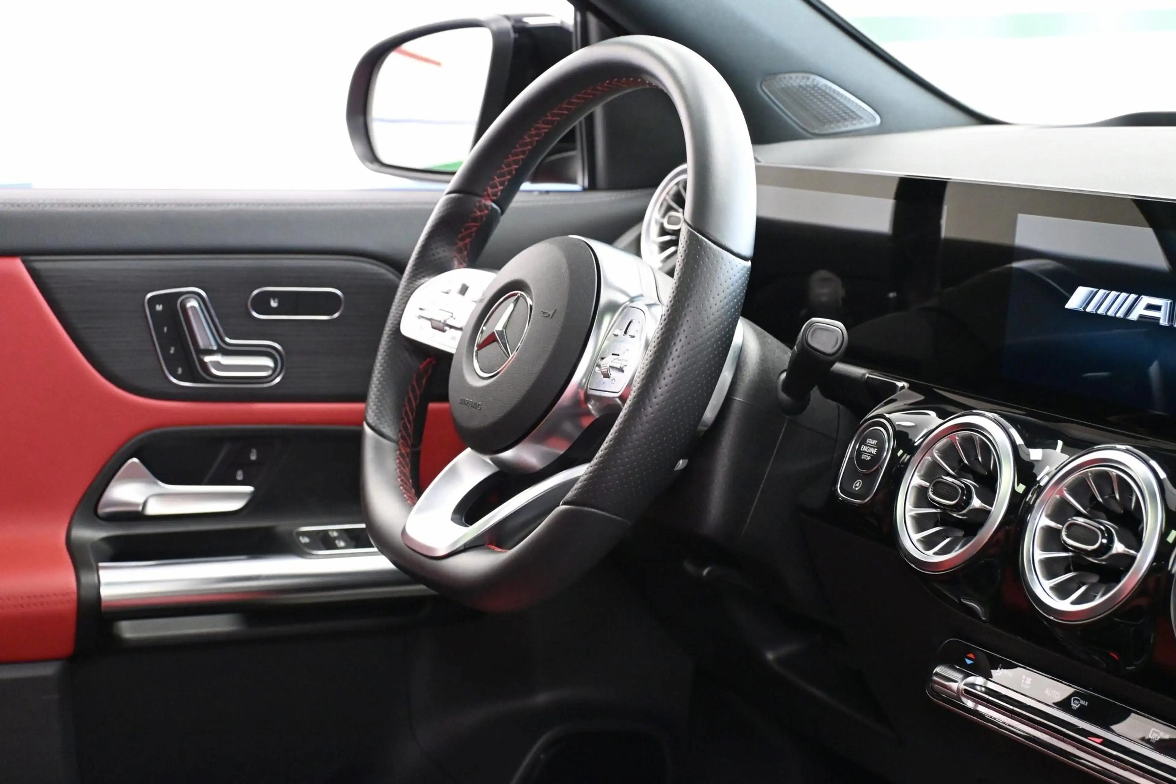 Mercedes-Benz GLA 35 AMG AMG GLA 35 4Matic*Head-Up-Display+Panoramadach* — photo 12