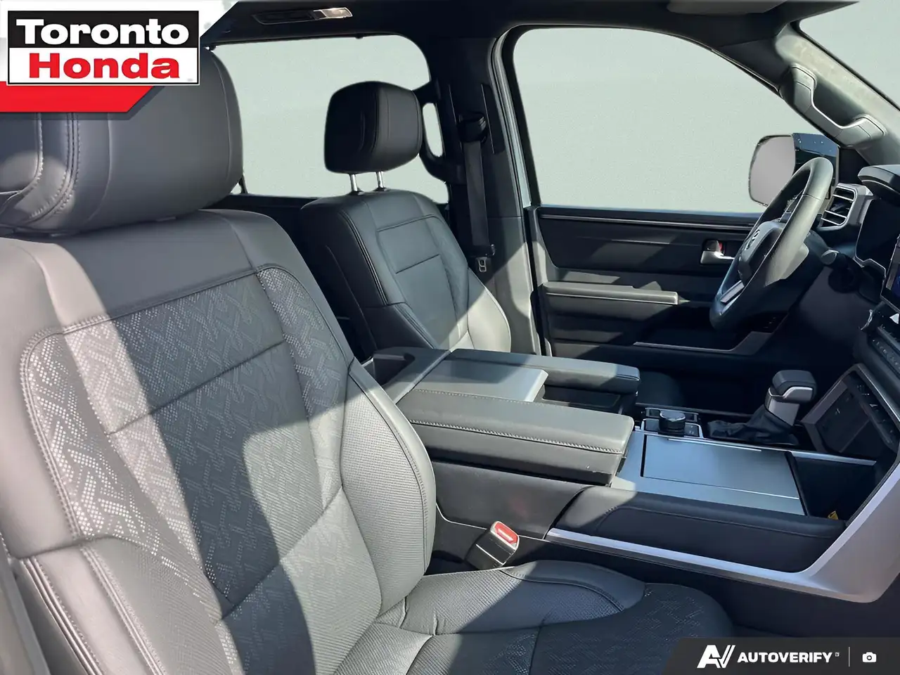 Toyota Sequoia снимка Toyota Sequoia