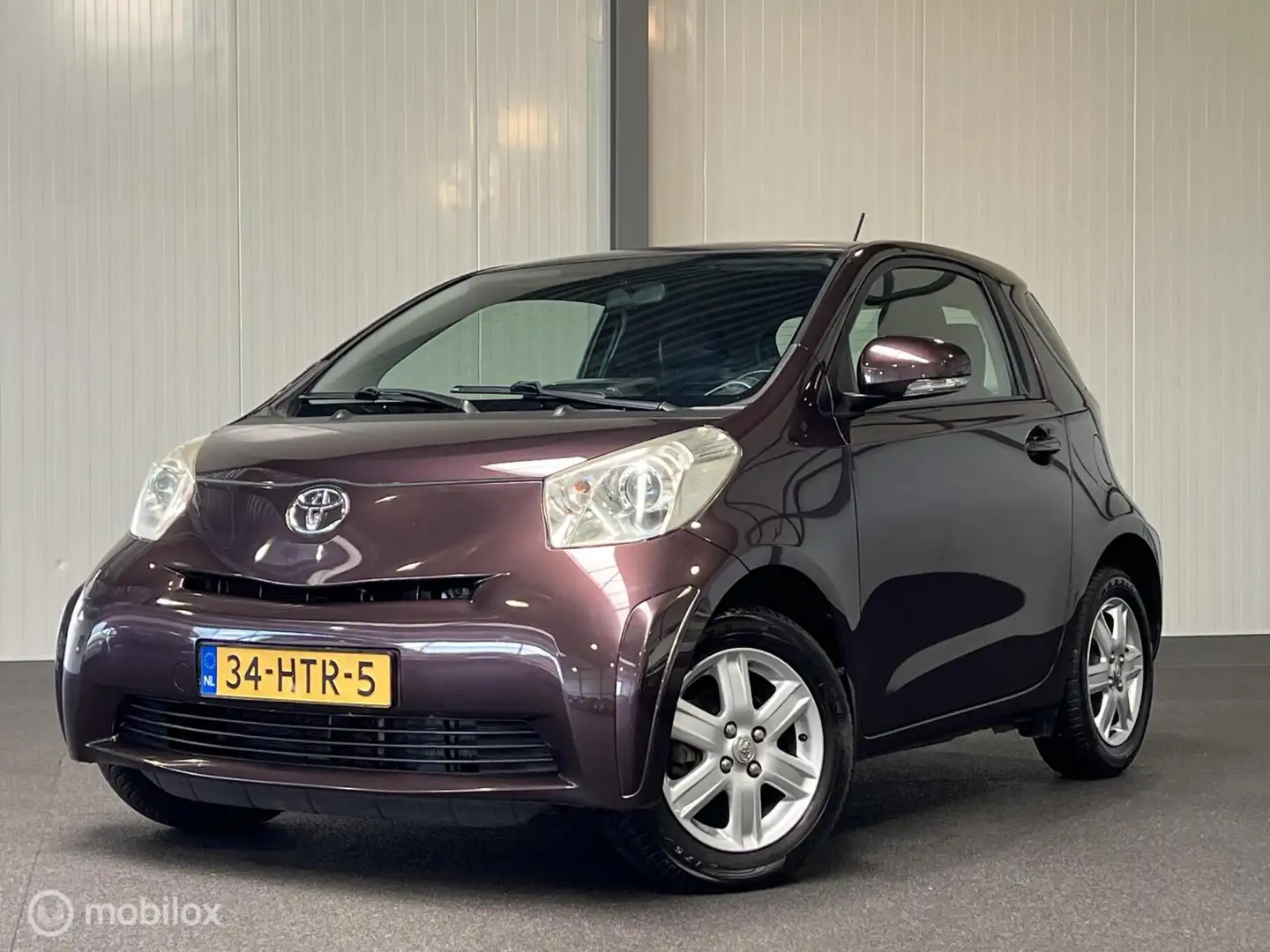 Toyota iQ 1.0 VVTi Comfort [ NAP navigatie airco LM ] Paars - 1