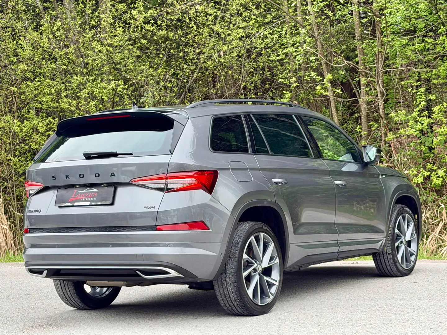 Skoda Kodiaq Sportline 4x4 2,0TDI DSG*7SITZ*VIRTUAL*ACC*AHK*20" Grau - 2