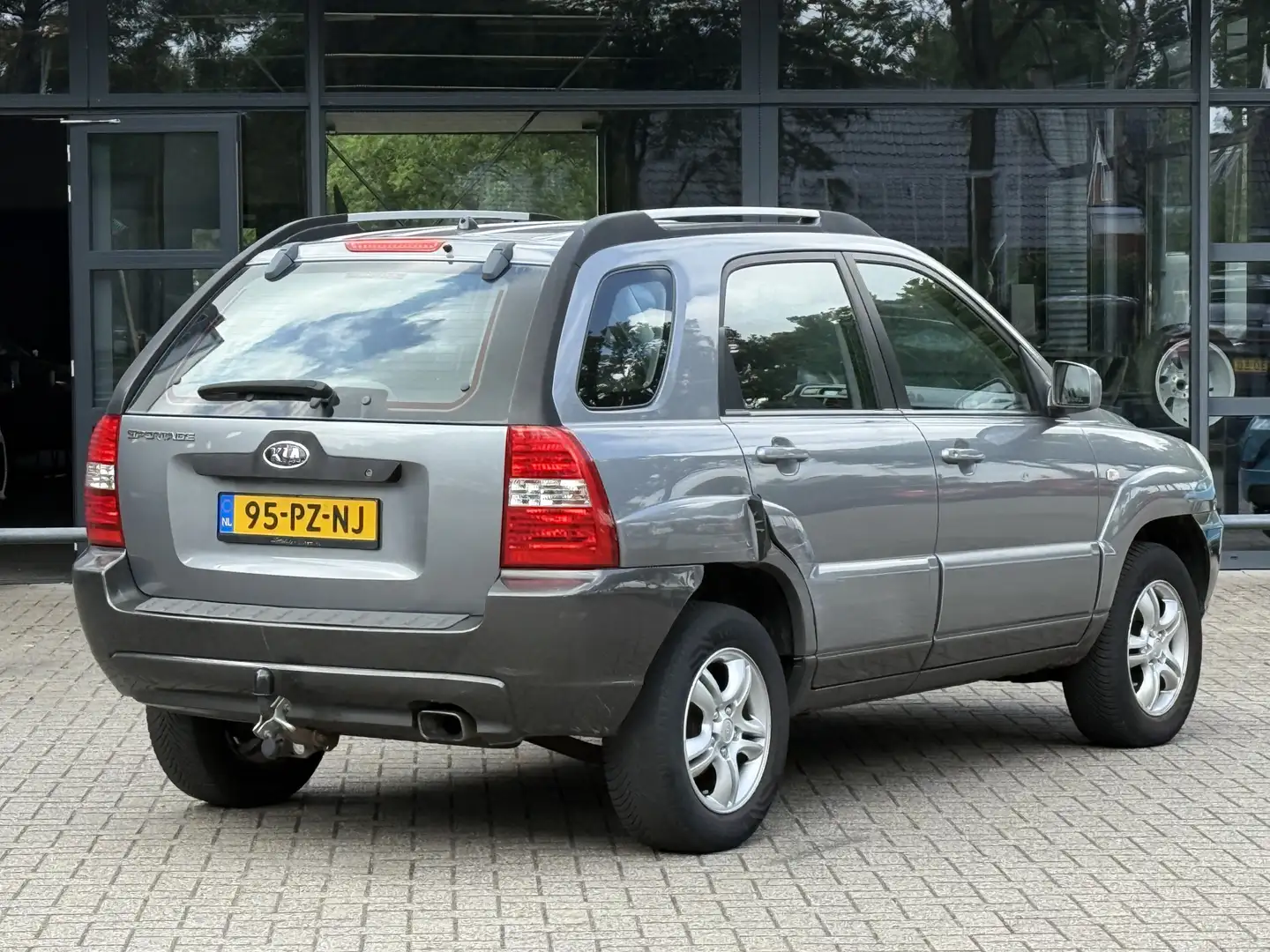 Kia Sportage 2.0 CVVT Comfort Airco/Cruise/Trekhaak/ SCHERPE ZO Grau - 2