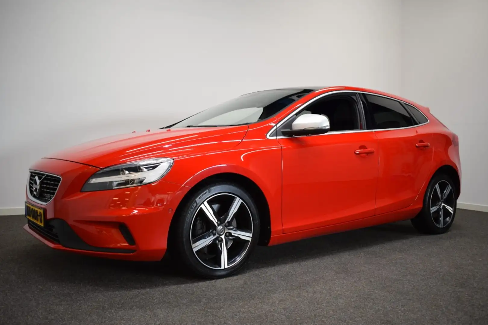 Volvo V40 2.0 T4 190pk AUT6 R-Design BNS Sport Leer/ Pano/ T Red - 2