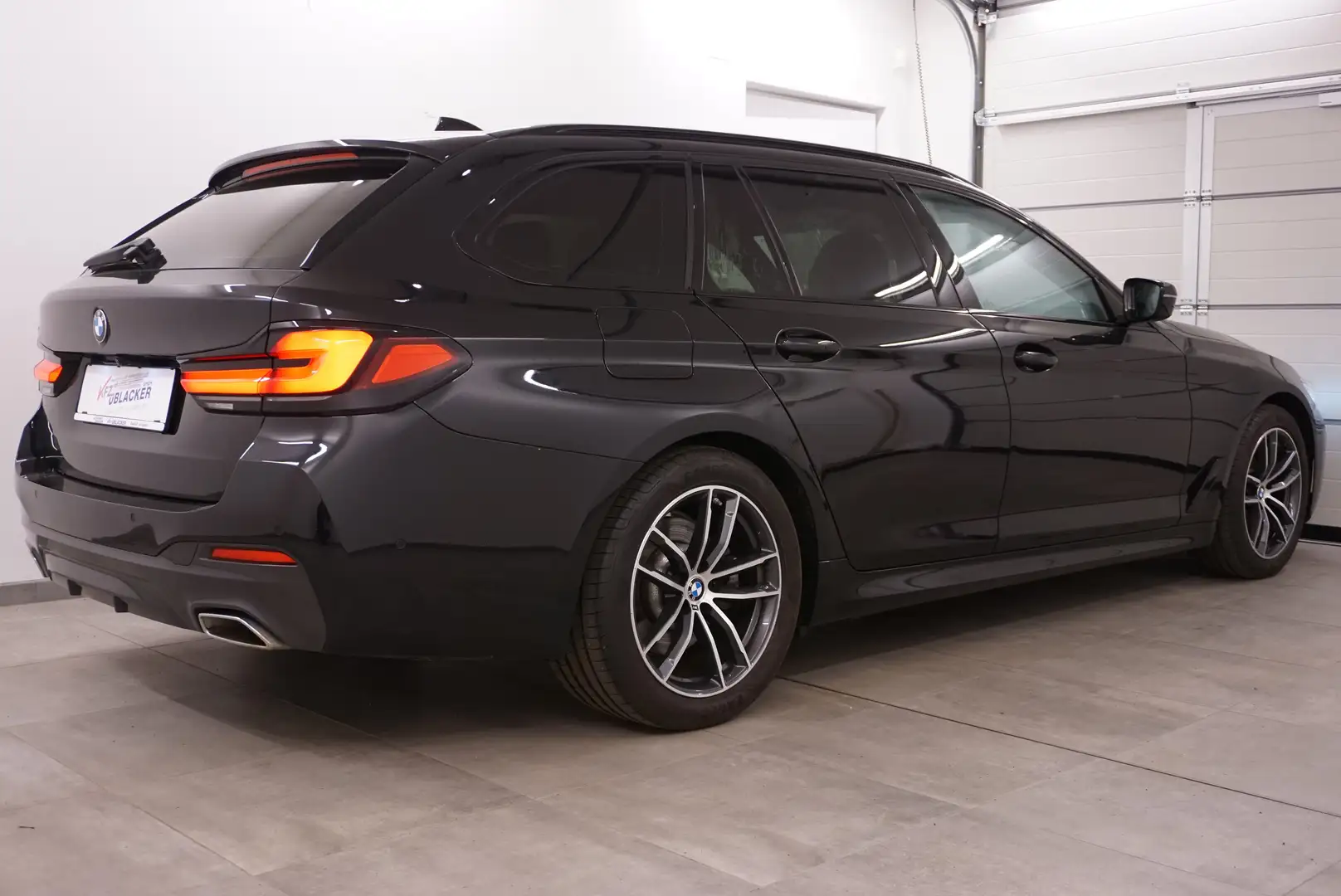 BMW 520 d M Sport // adaptiv LED Scheinwerfer // Чорний - 2