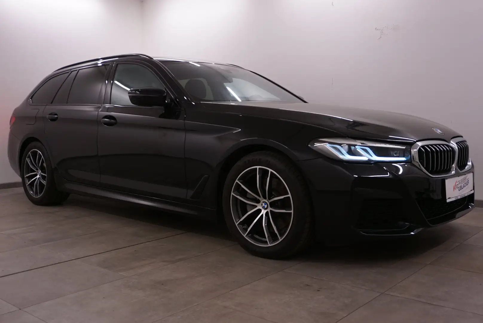 BMW 520 d M Sport // adaptiv LED Scheinwerfer // Чорний - 1