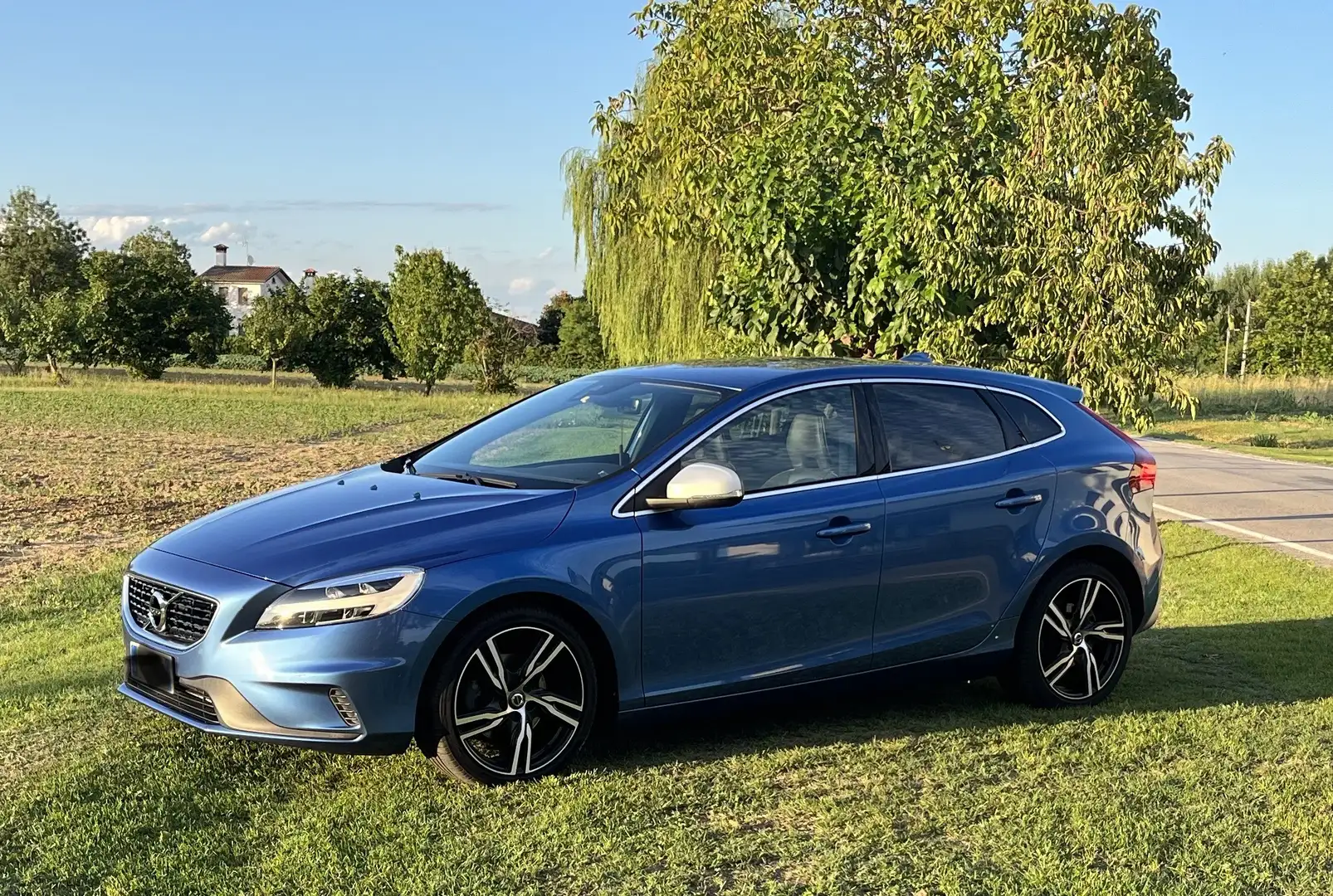 Volvo V40 2.0 t2 R-design my19 - 1