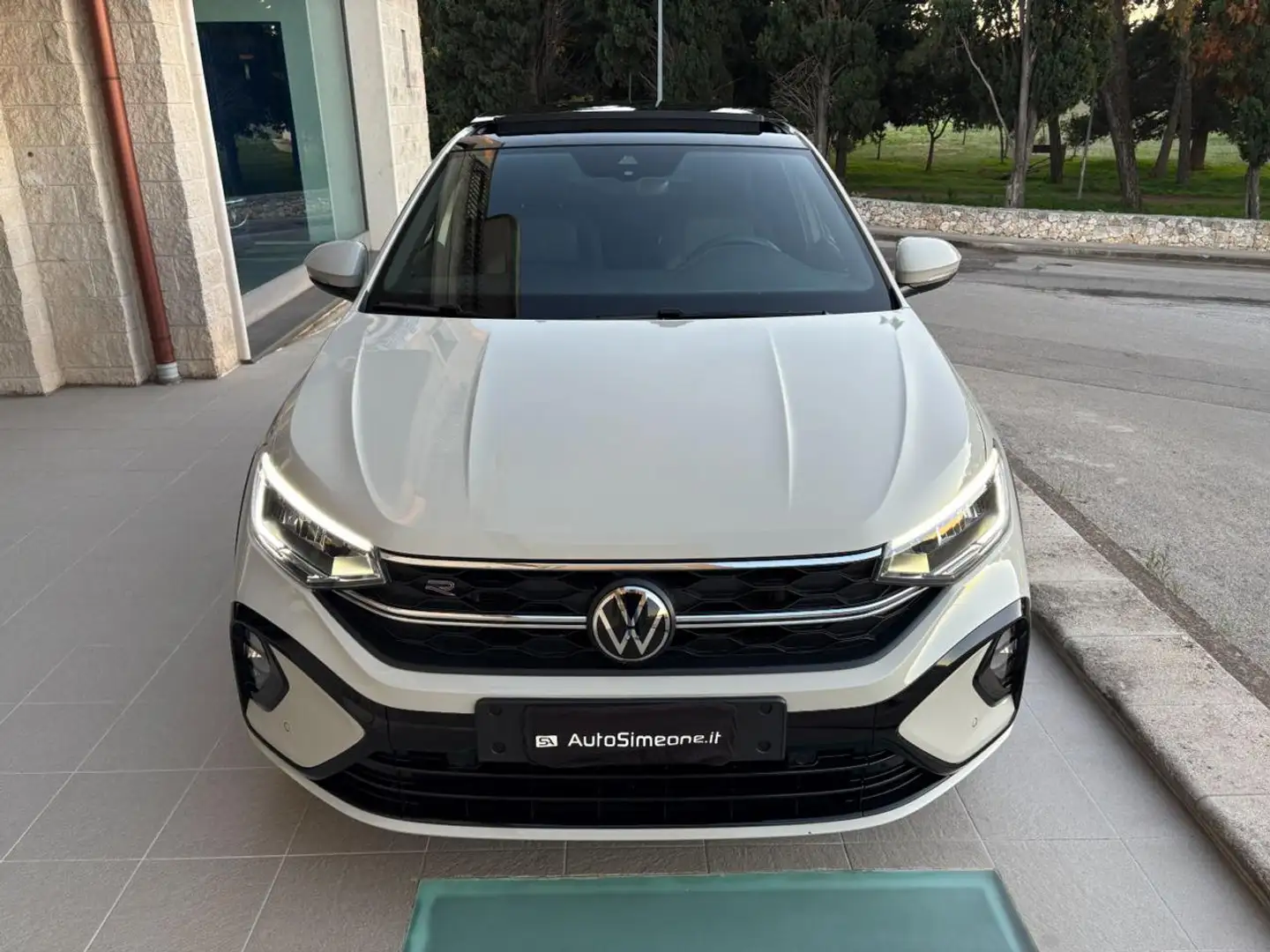 Volkswagen Taigo 1.0 TSI 110 CV DSG R-Line TETTO APR/PAN Grigio - 2