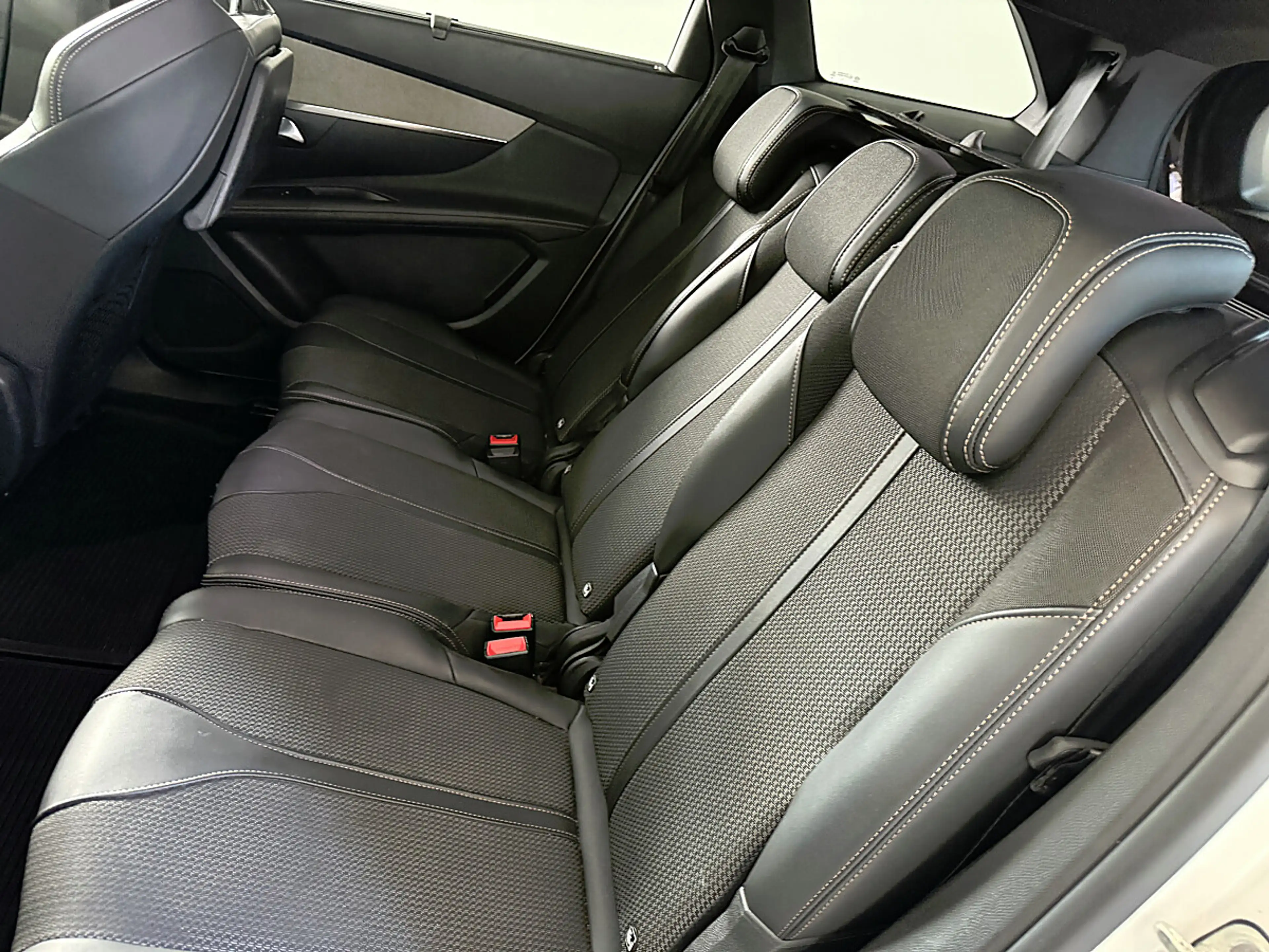Peugeot 5008 BlueHDI 130 EAT8 GT — photo 9