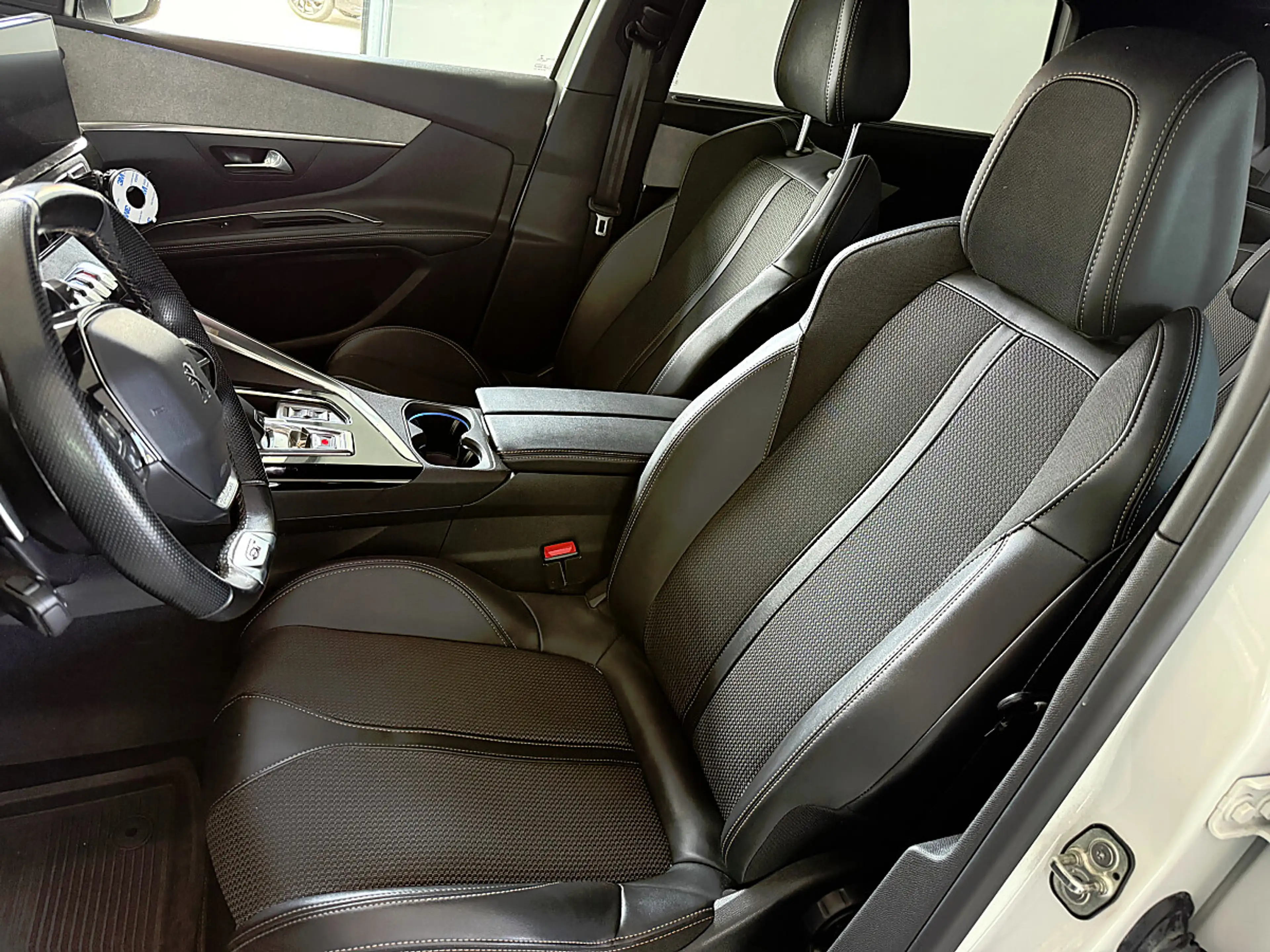 Peugeot 5008 BlueHDI 130 EAT8 GT — photo 11