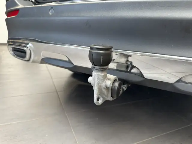 Mercedes-Benz 220 view 8