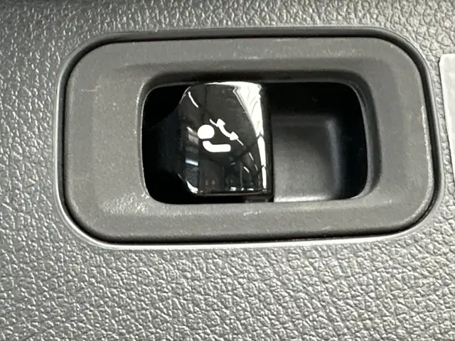 Mercedes-Benz 220 view 9