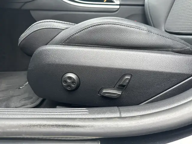 Mercedes-Benz 220 view 12