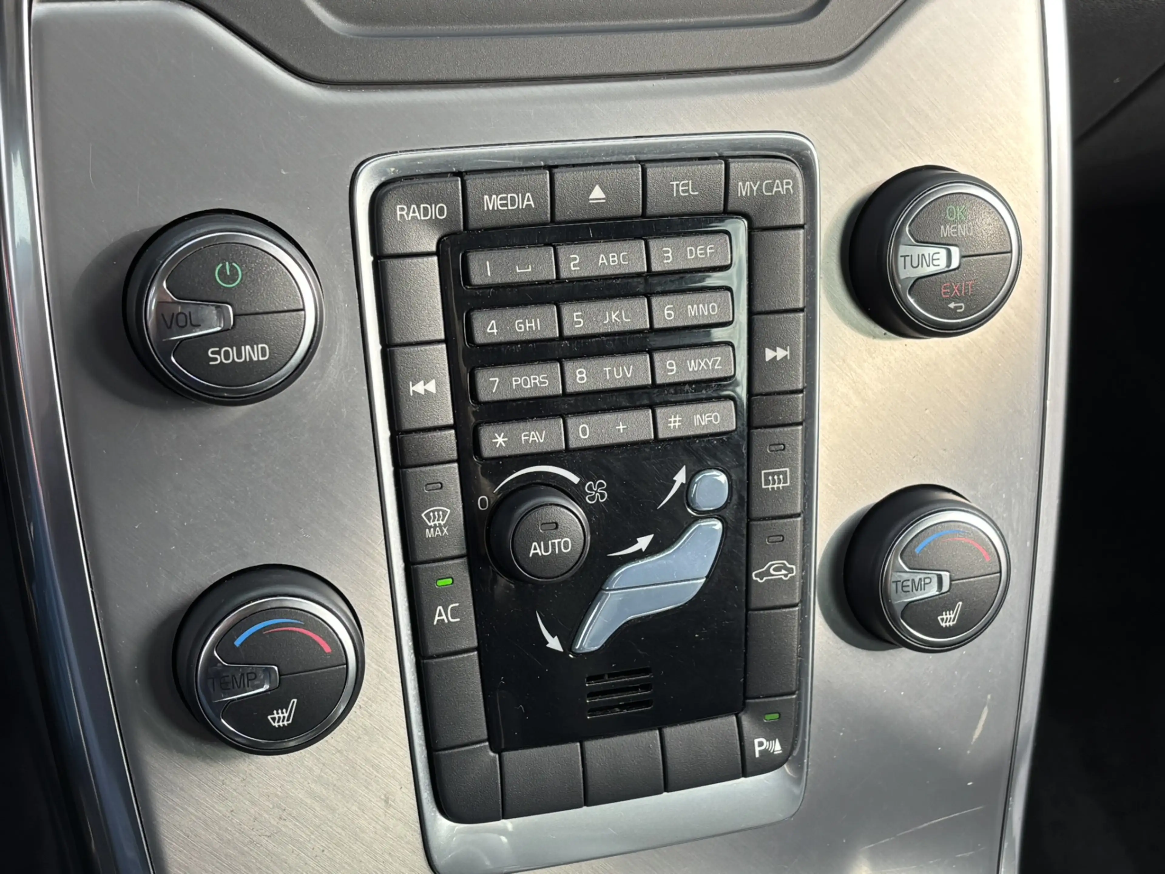 Volvo V70 2.5T 231pk Momentum Model 12 Xenon — photo 16