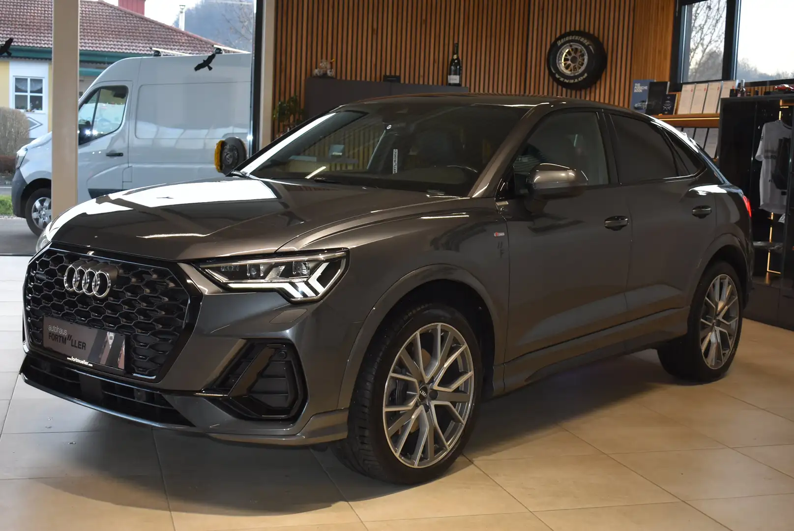 Audi Q3 Sportback 40 TDI quattro //S line Grau - 1