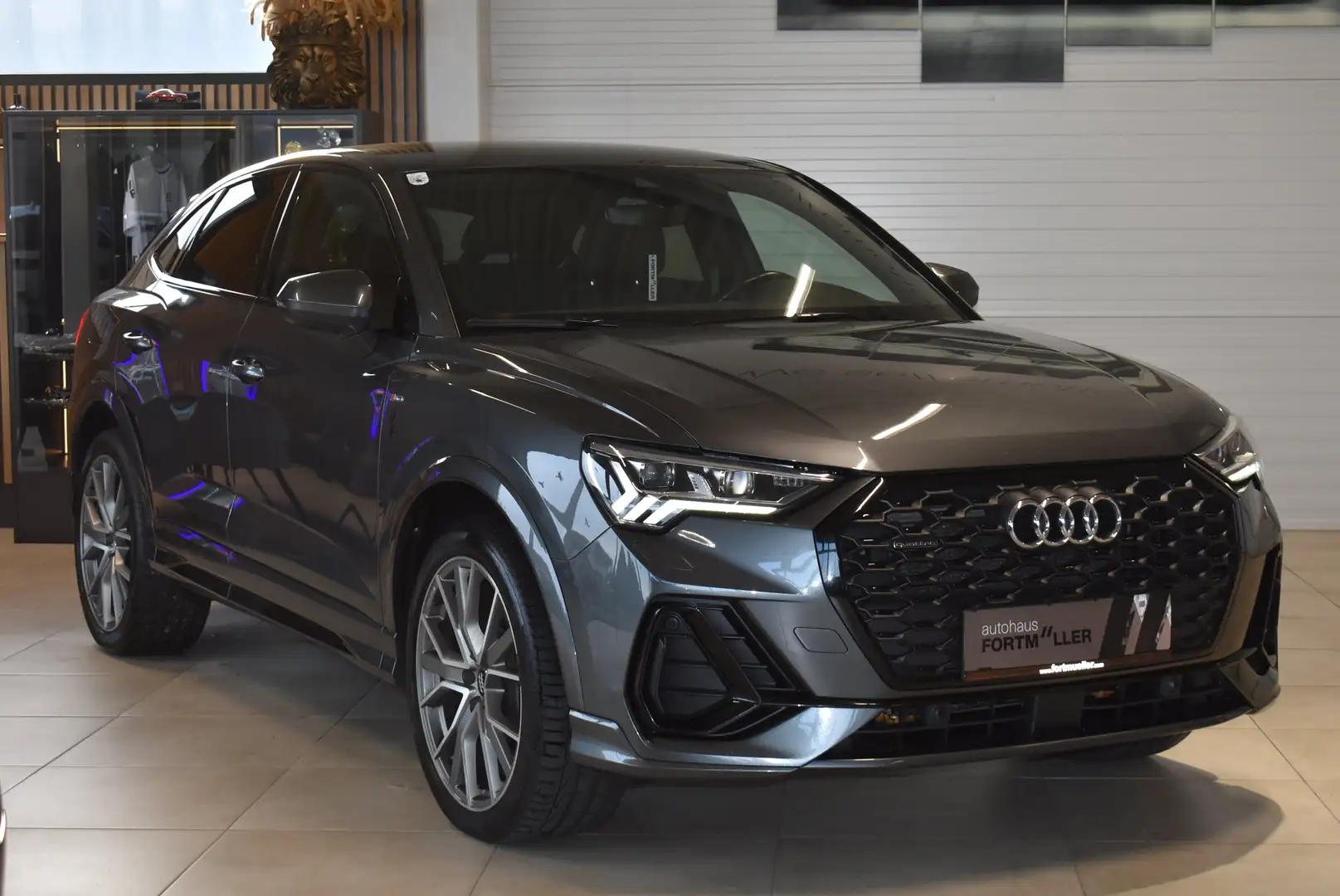 Audi Q3 Sportback 40 TDI quattro //S line Grau - 2