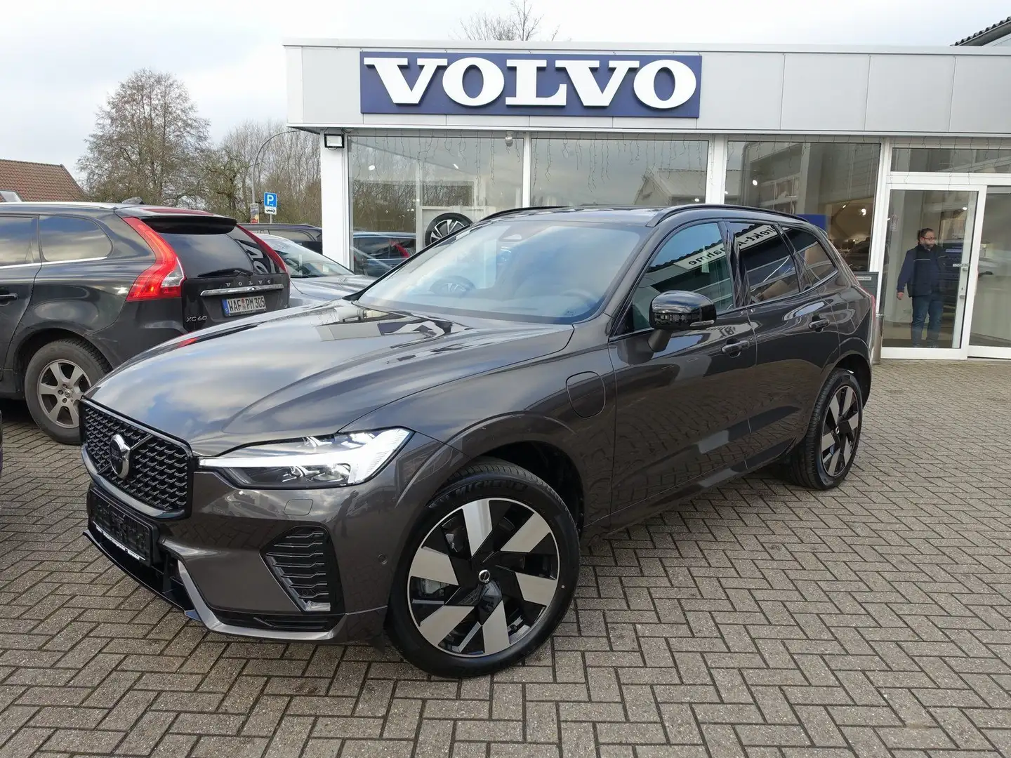 Volvo XC60 Plus T6 AWD Plug-in/Pano/H&K/360°/Head-Up Grau - 1