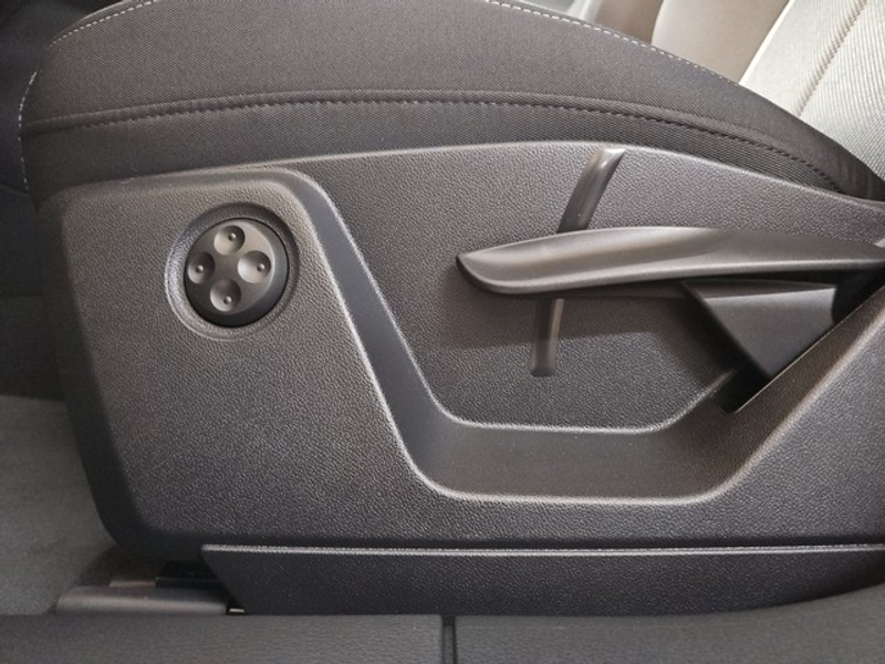 Audi Q2 S line Optikpaket Allwetterreifen Komfortpaket — photo 12