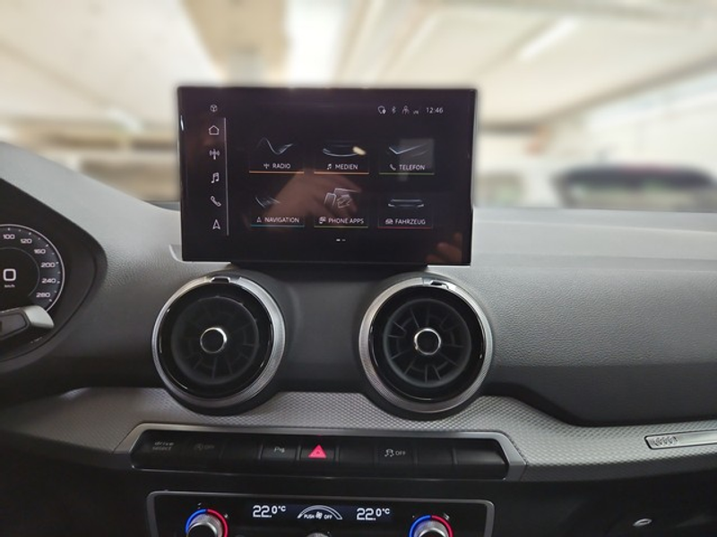 Audi Q2 S line Optikpaket Allwetterreifen Komfortpaket — photo 15