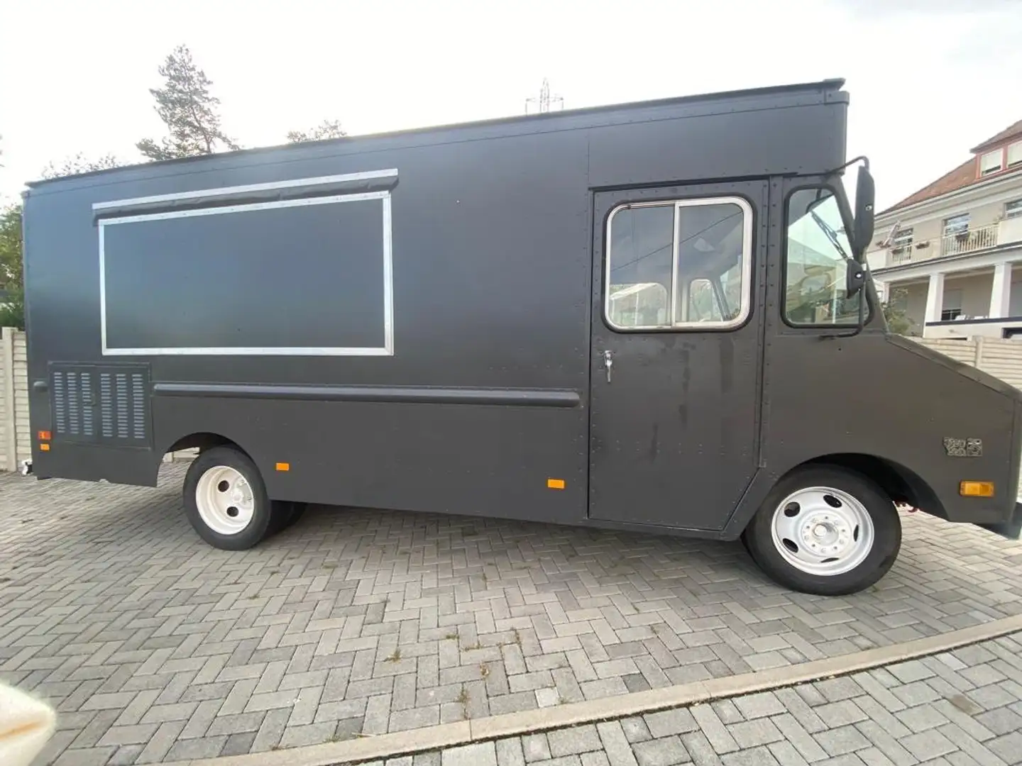 Chevrolet Chevy Van P30 Step Van Foodtruck Grau - 1