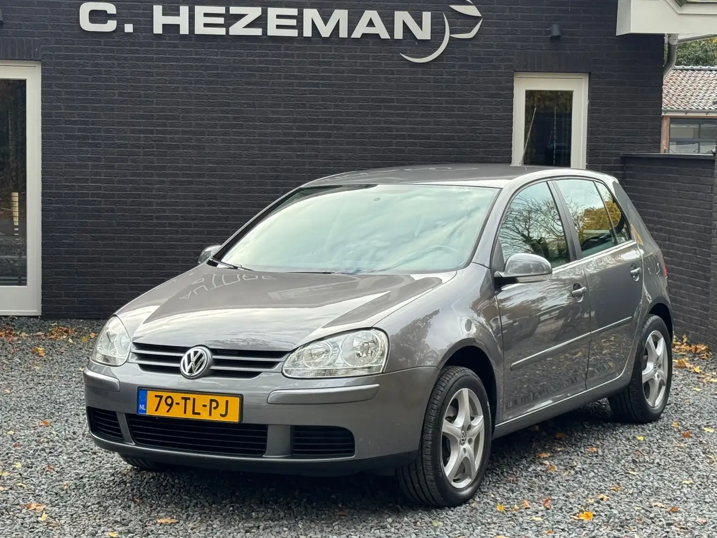 Volkswagen Golf 1.6 FSI Optive Airco Sportvelgen Nieuwe APK Trekha Grijs - 1