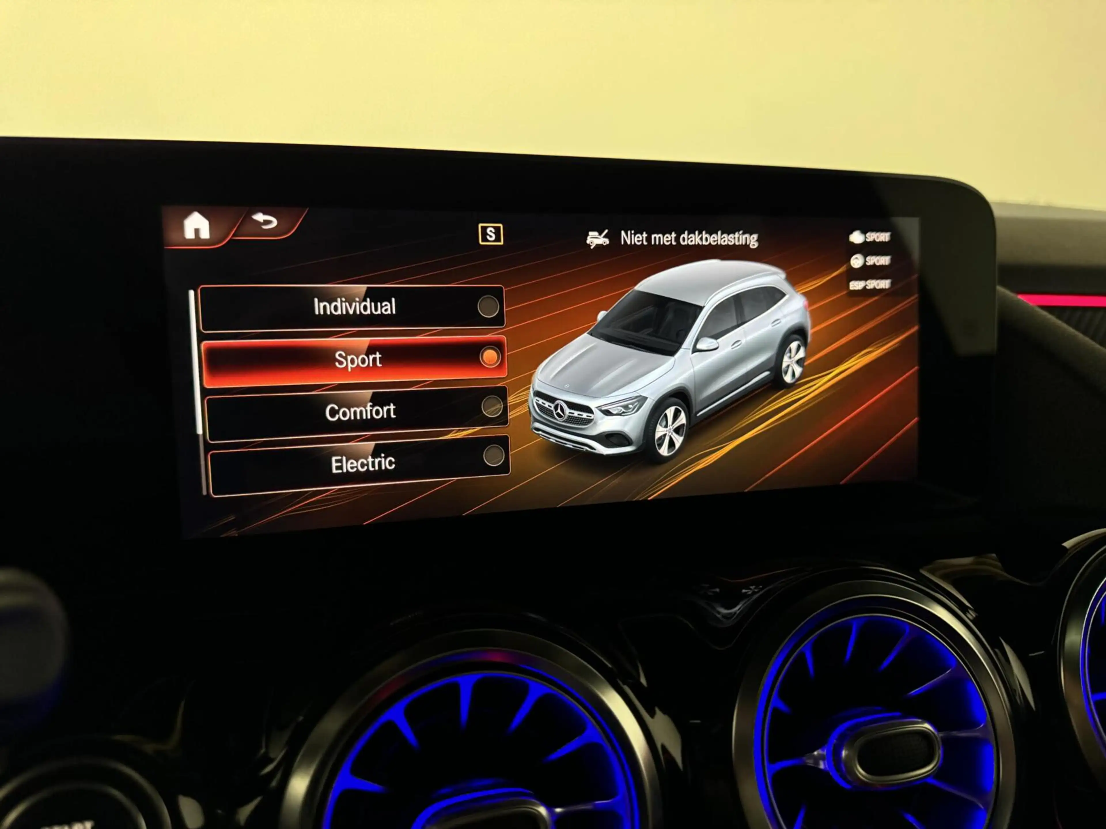 Mercedes-Benz GLA 250 e AMG Line Pano Memory Sfeer Camera — photo 36