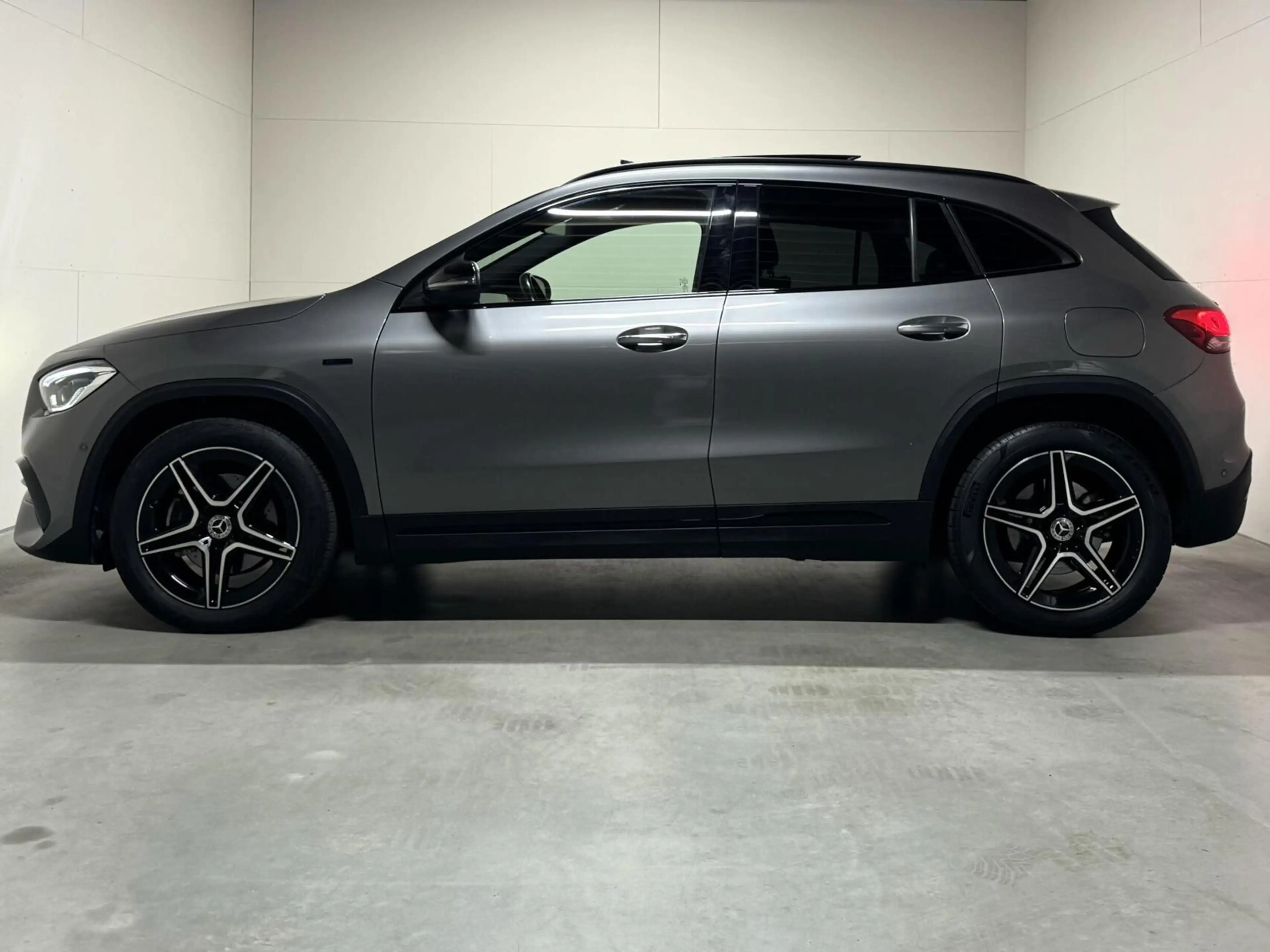 Mercedes-Benz GLA 250 e AMG Line Pano Memory Sfeer Camera — photo 9