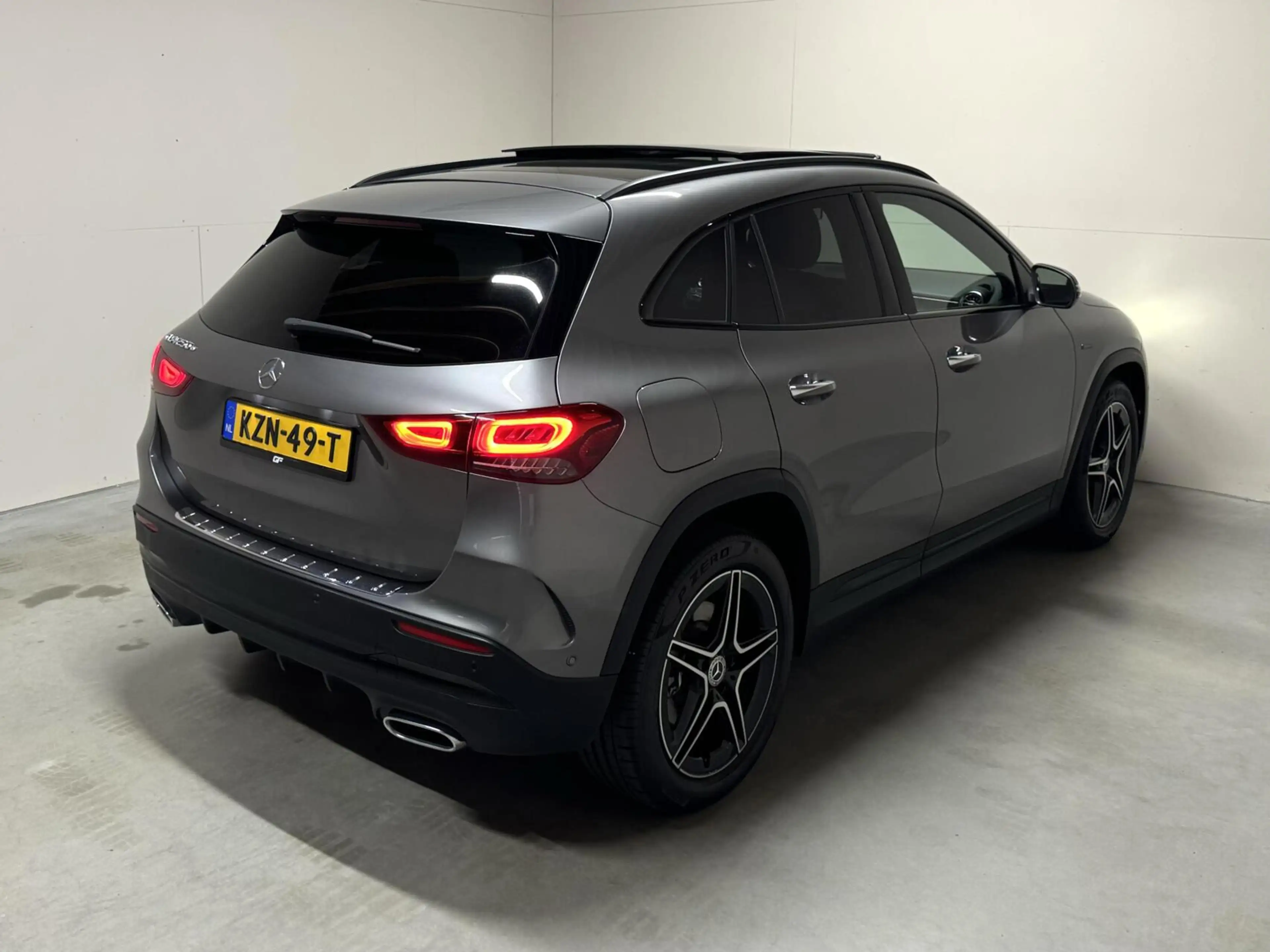 Mercedes-Benz GLA 250 e AMG Line Pano Memory Sfeer Camera — photo 46