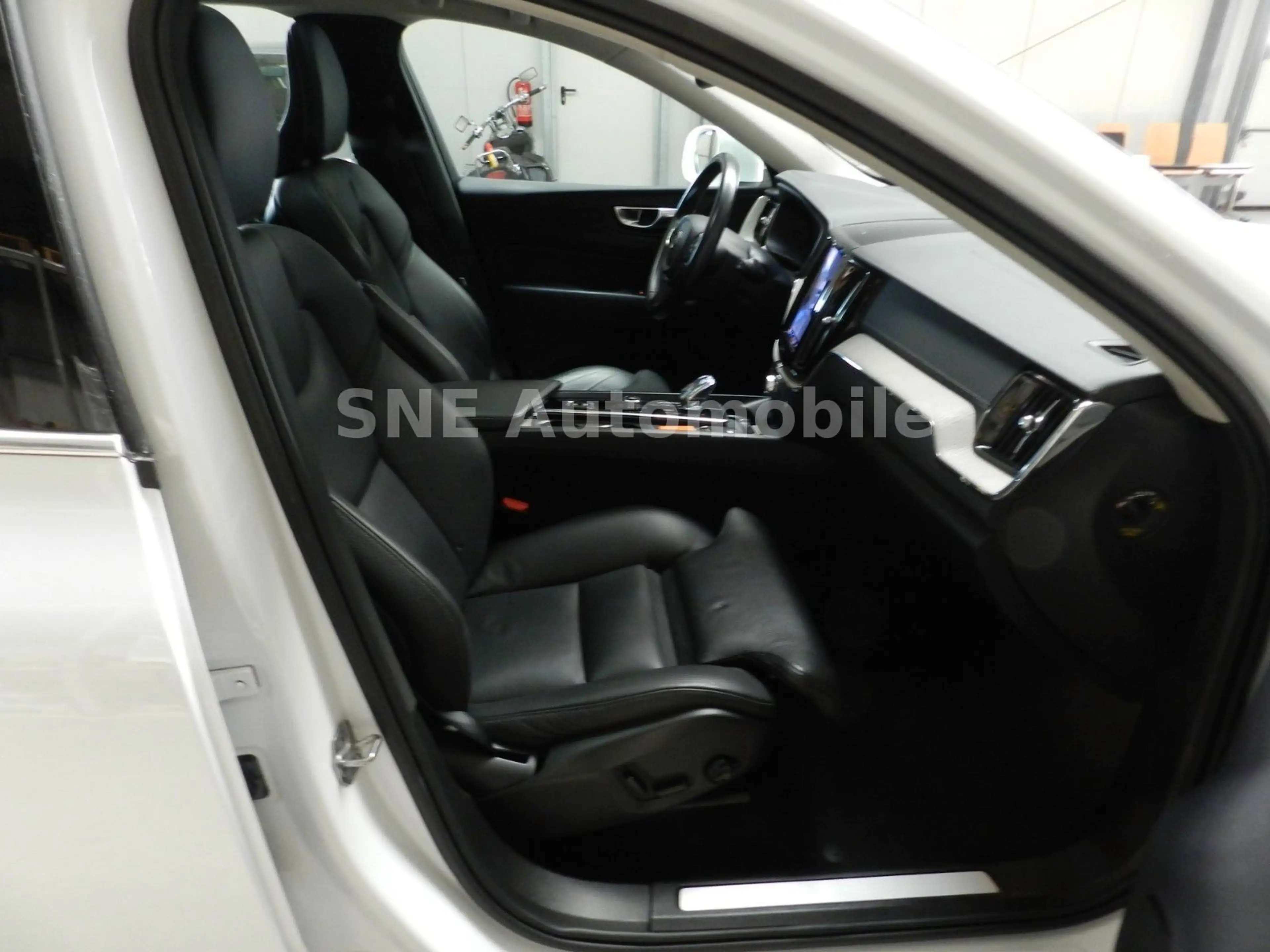 Volvo XC60 Inscription Recharge Plug-In Hybrid AWD — photo 12