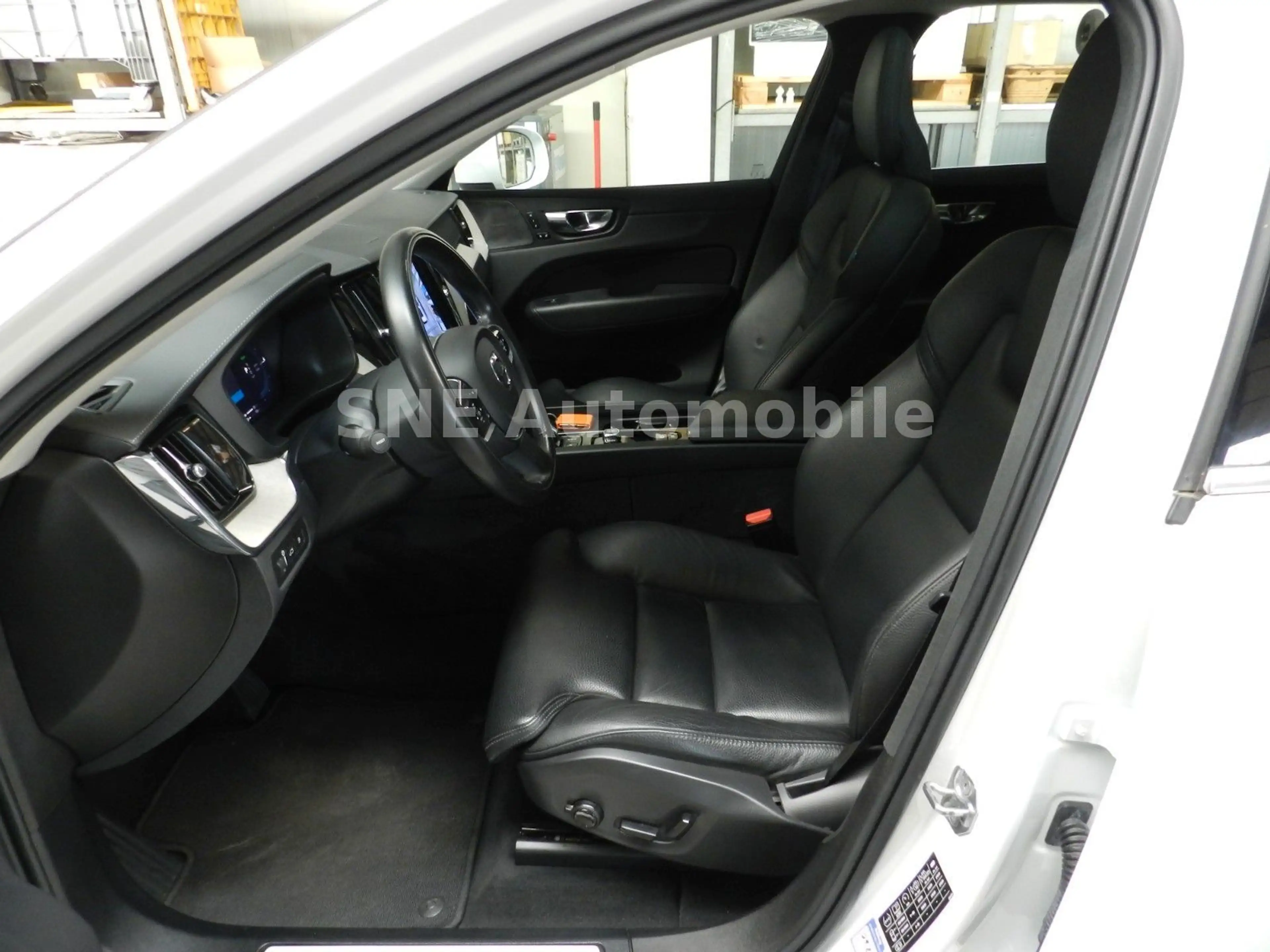 Volvo XC60 Inscription Recharge Plug-In Hybrid AWD — photo 11