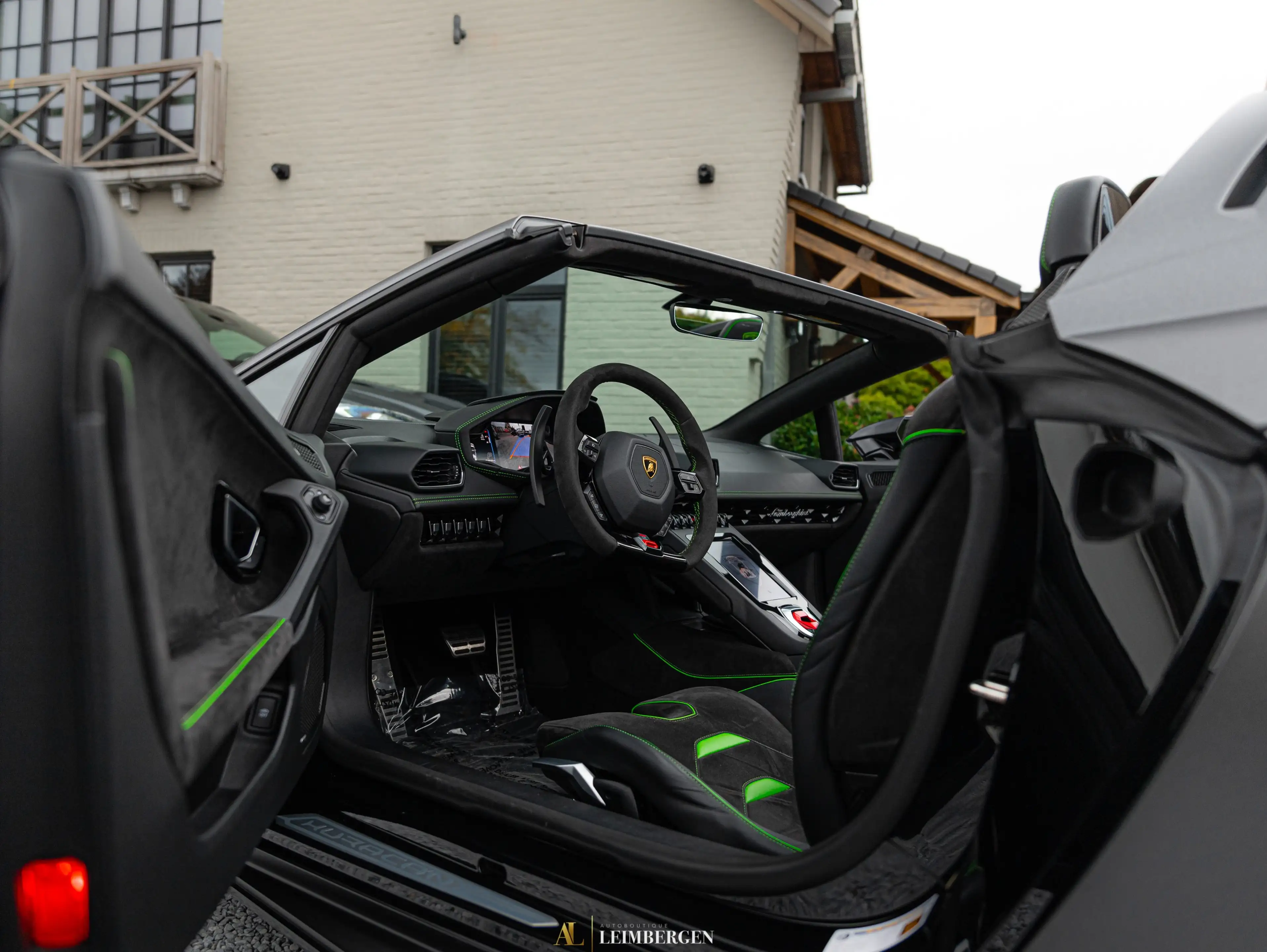 Lamborghini Huracán EVO Spyder / Front Lift / 20” Narvi / Black Alcantara / Green Stitching / Sensonum — photo 14