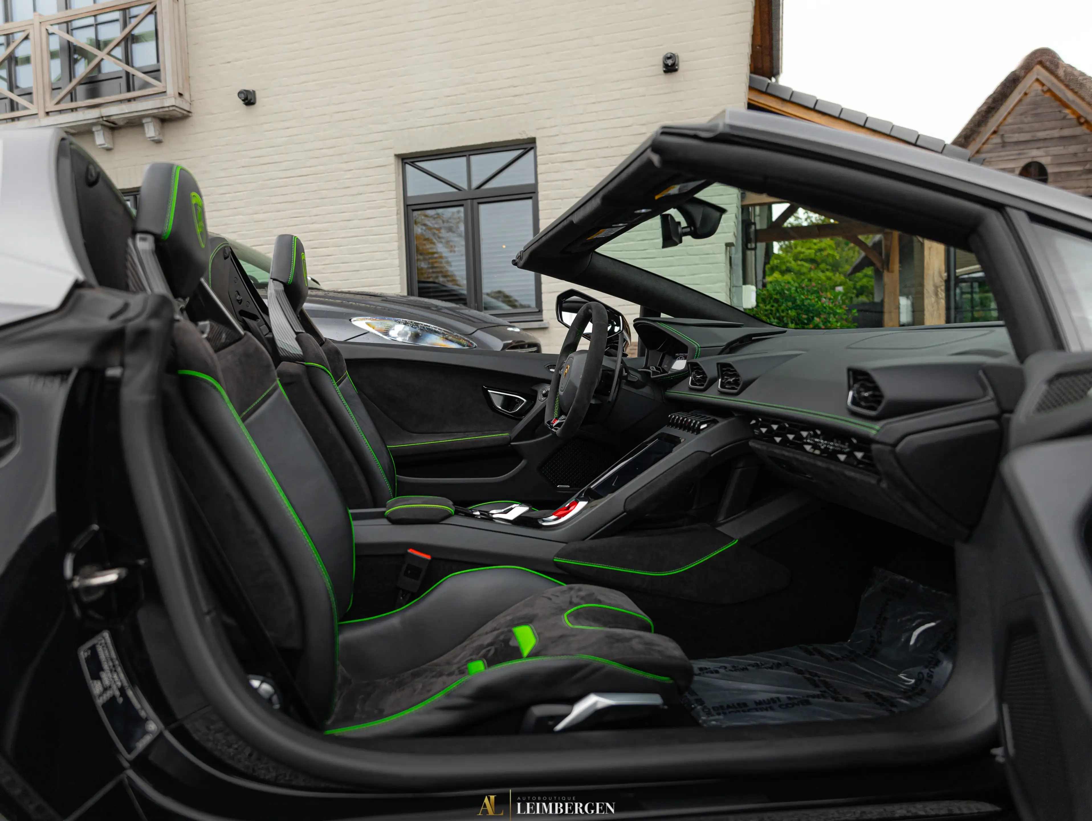 Lamborghini Huracán EVO Spyder / Front Lift / 20” Narvi / Black Alcantara / Green Stitching / Sensonum — photo 15