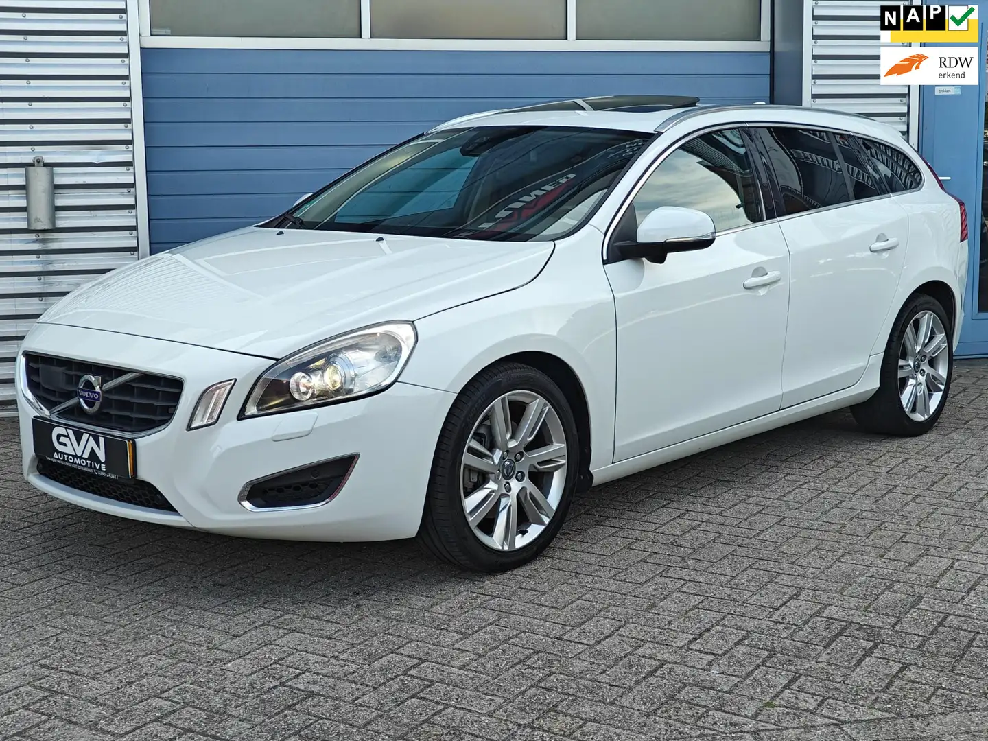 Volvo V60 ?2.0T Summum – Leder, Navi, Bi-Xenon, Lane Assist Blanc - 1