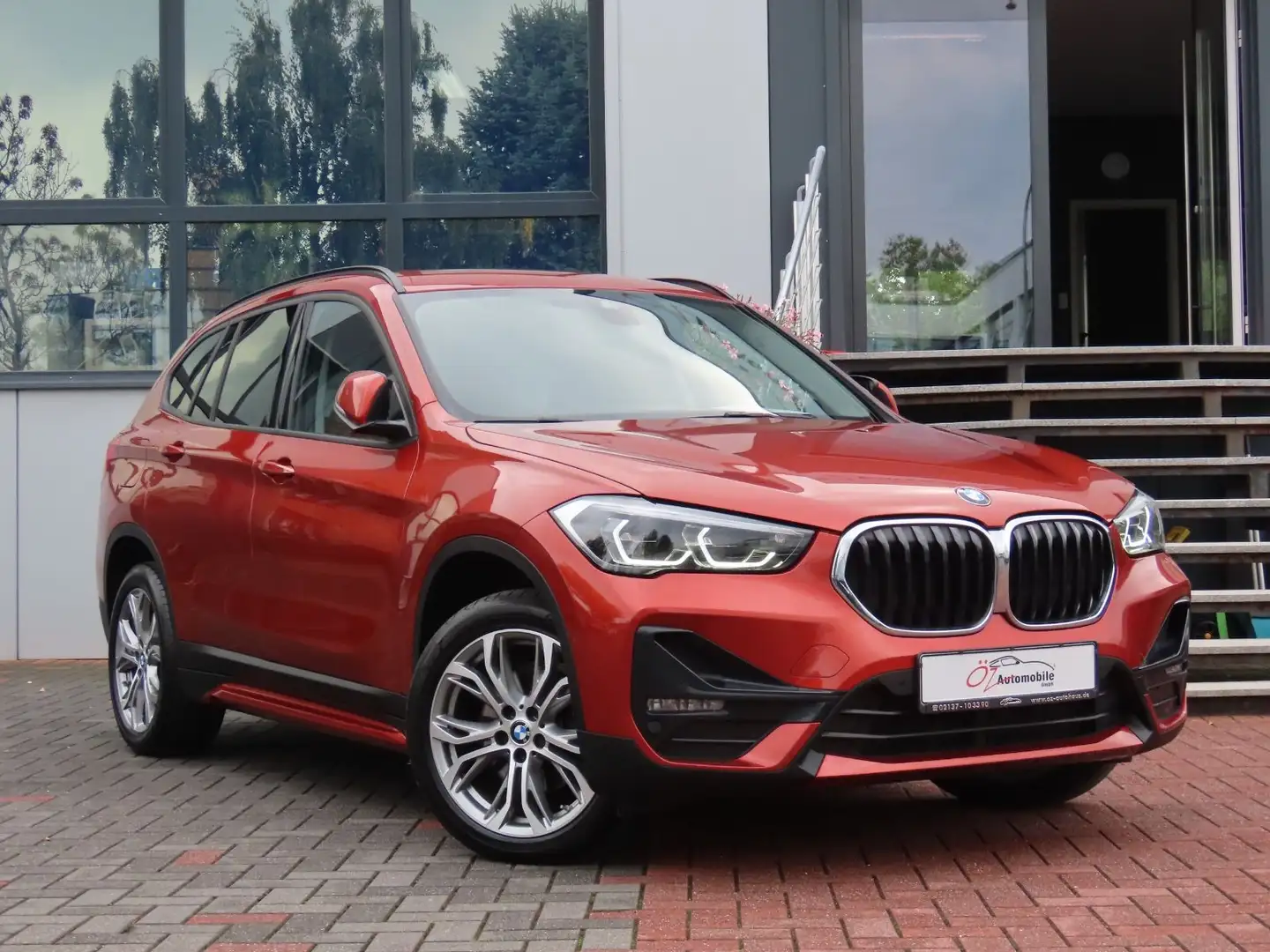 BMW X1 sDrive18d Autom. Sportsitze Ambiente Navi Oranje - 1