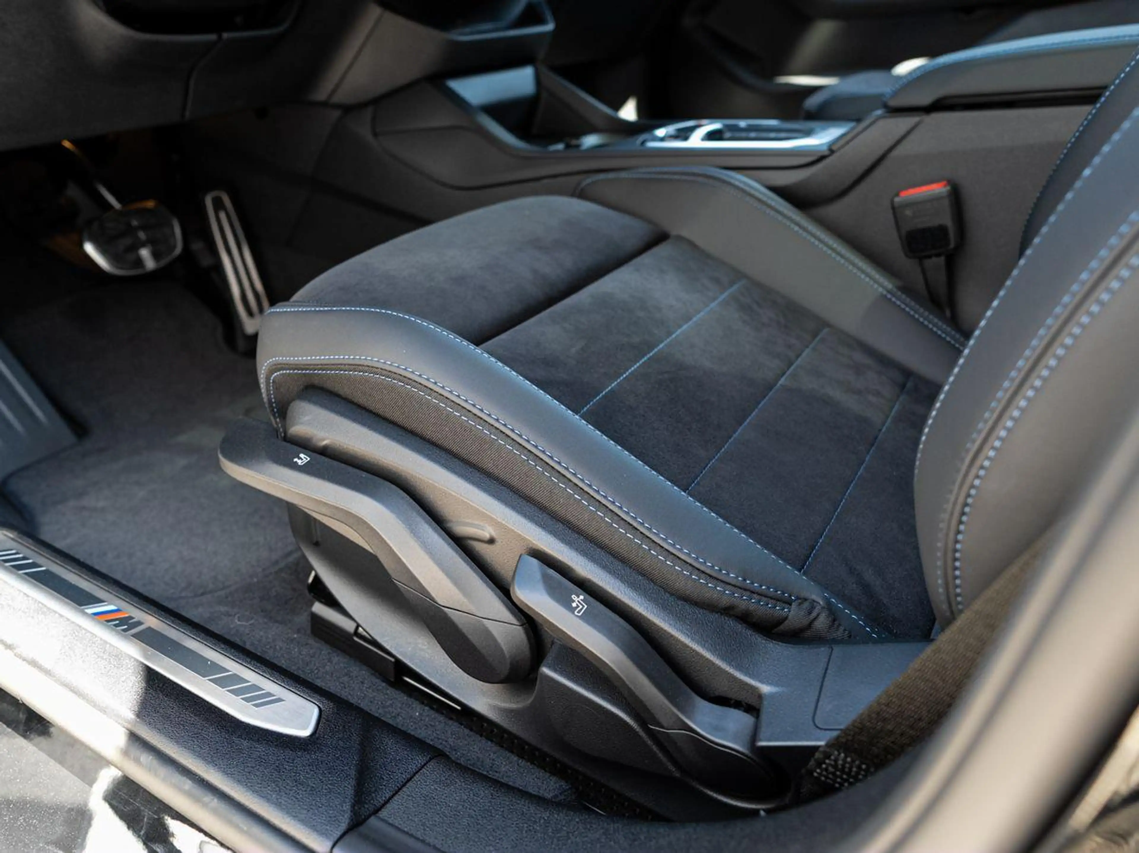 BMW 118 d M Sport PANO aLED KoZg eKlappe Lenkr-Heiz — photo 9