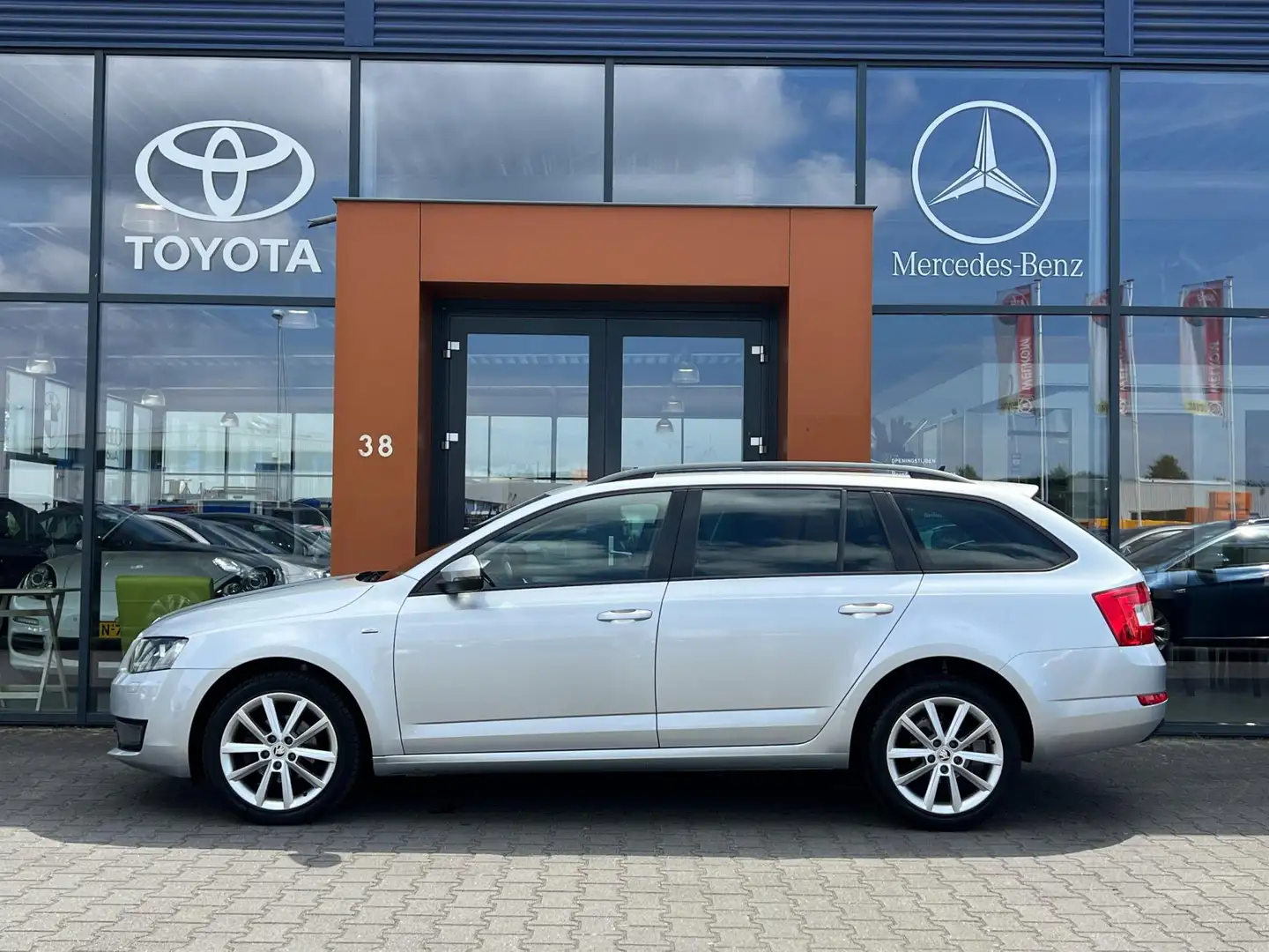 Skoda Octavia Combi 1.2TSI|Xenon|Climate|Navi|Trekhaak|carplay Grijs - 2
