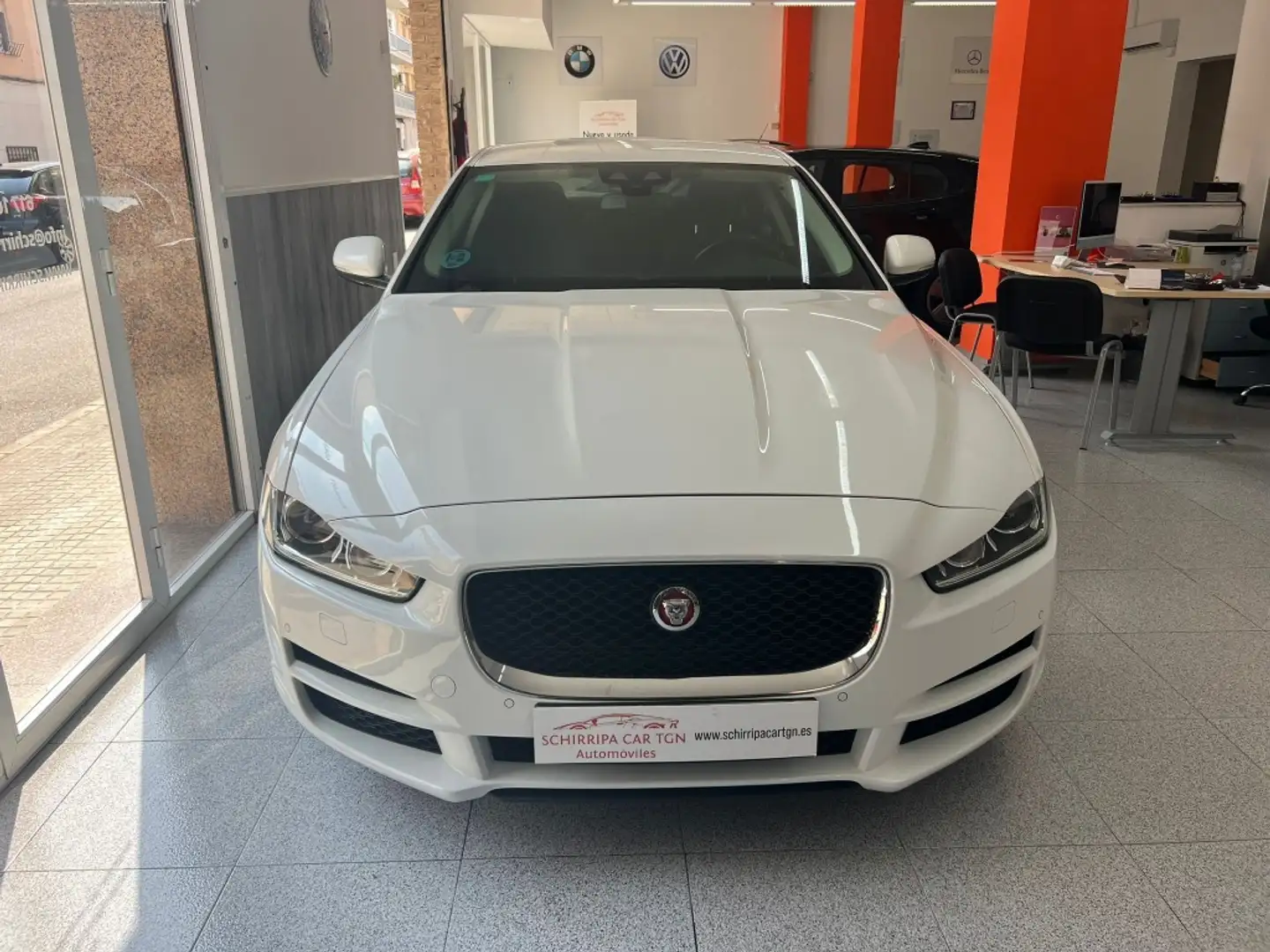 Jaguar XE 2.0 Diesel Prestige AWD Aut. 180 Wit - 2