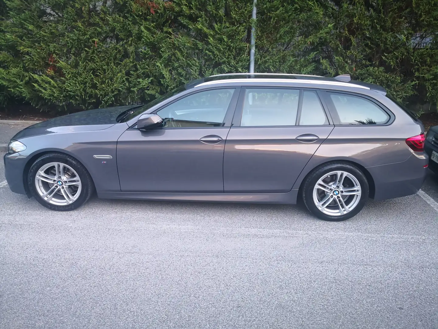 BMW 520 Touring Business M-SPORT Grey - 2