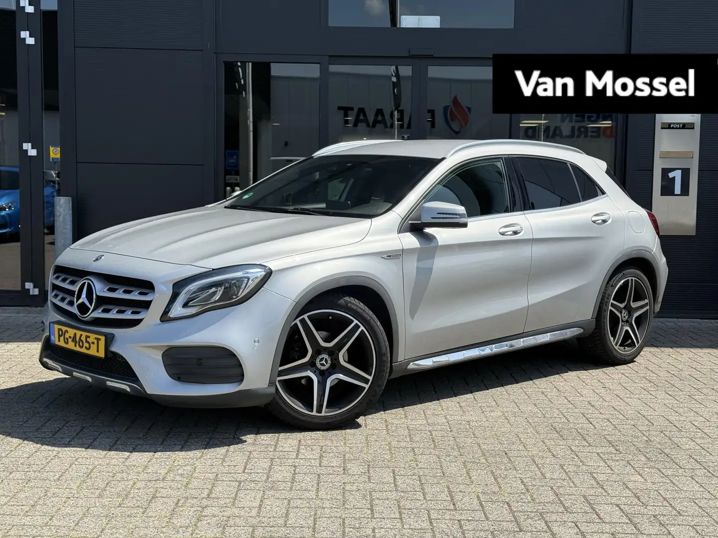 Mercedes-Benz GLA 180 Business Solution AMG Line Pakket Grau - 1