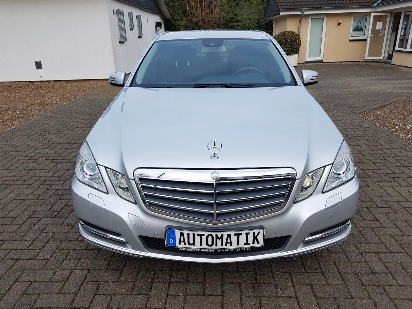 Mercedes-Benz E 200 CGI BlueEfficiency  Xenon  PDC  55000 KM Silber - 2