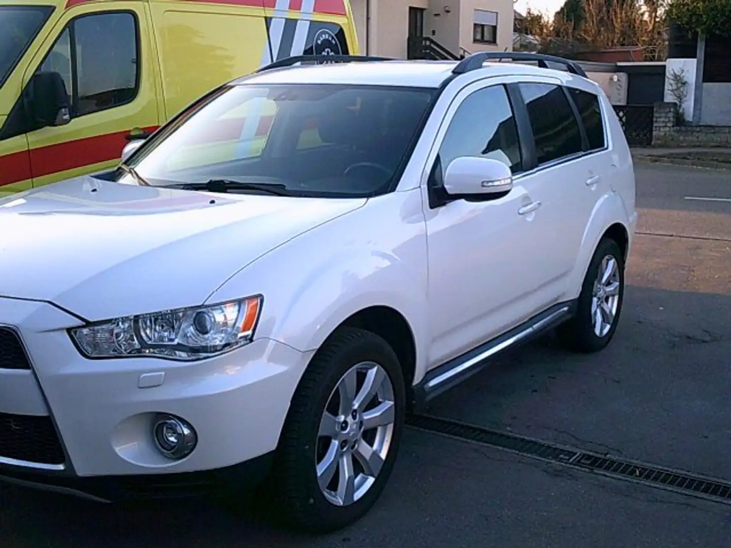 Mitsubishi Outlander Invite 4WD Weiß - 2