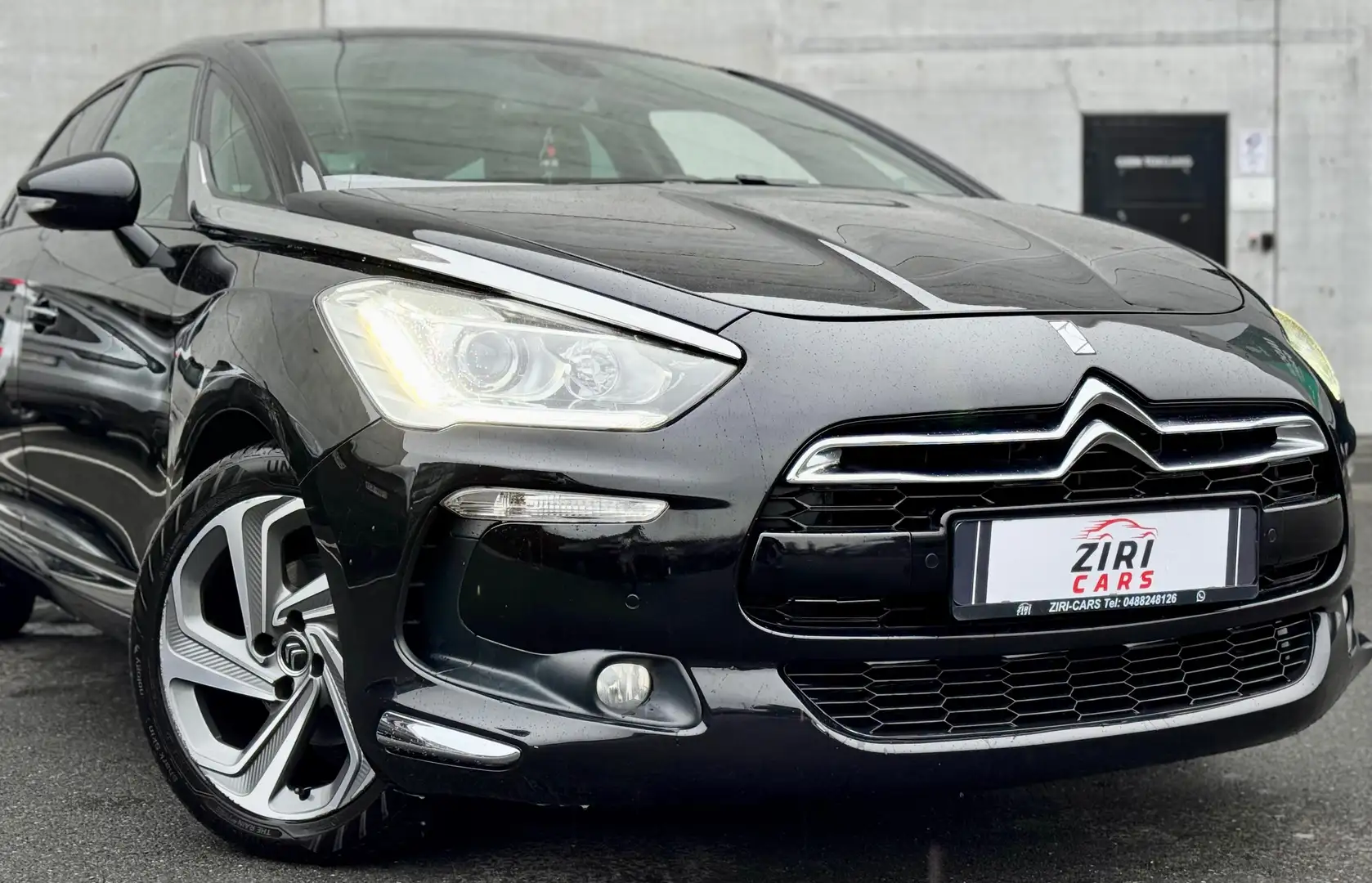 Citroen DS5 DS5 e-HDi 115 EGS6 SoChic Noir - 1