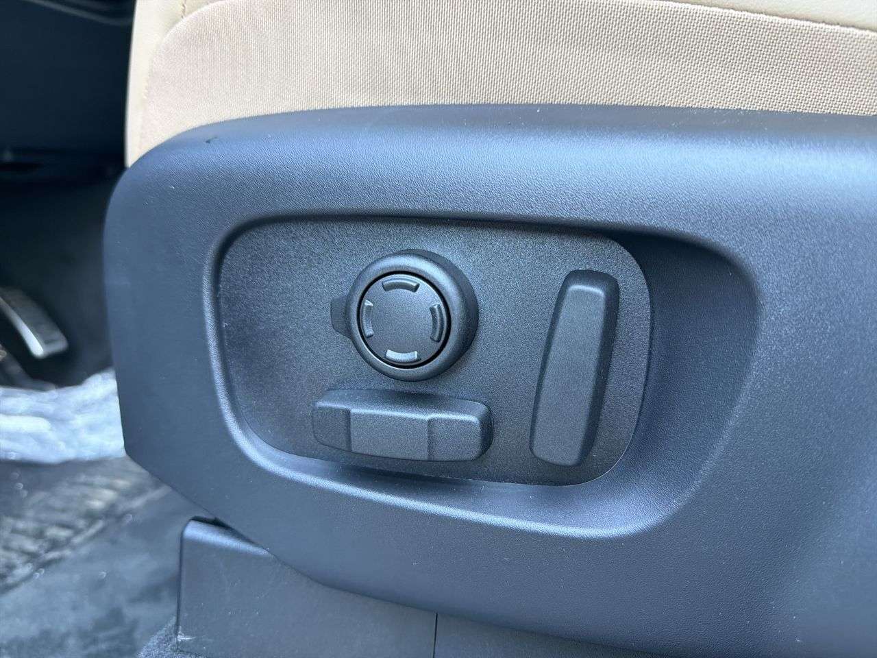 2026 Land Rover Discovery P300 Dynamic SE thumb 9