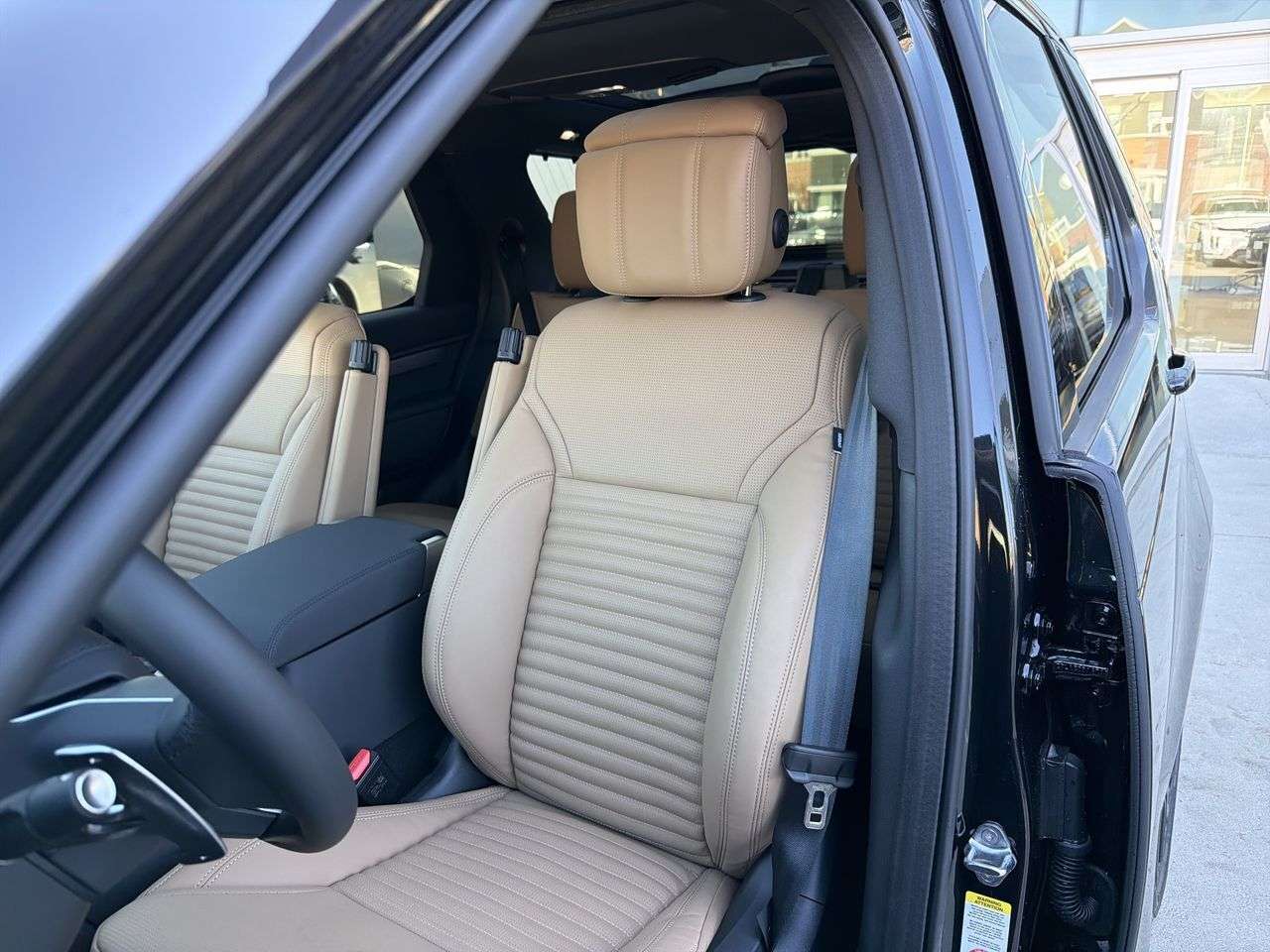 2026 Land Rover Discovery P300 Dynamic SE thumb 8