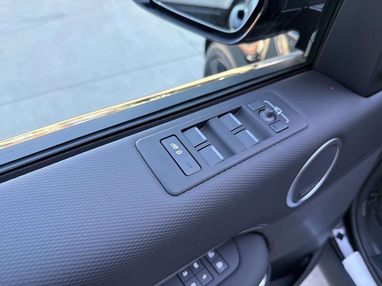 2026 Land Rover Discovery P300 Dynamic SE thumb 10