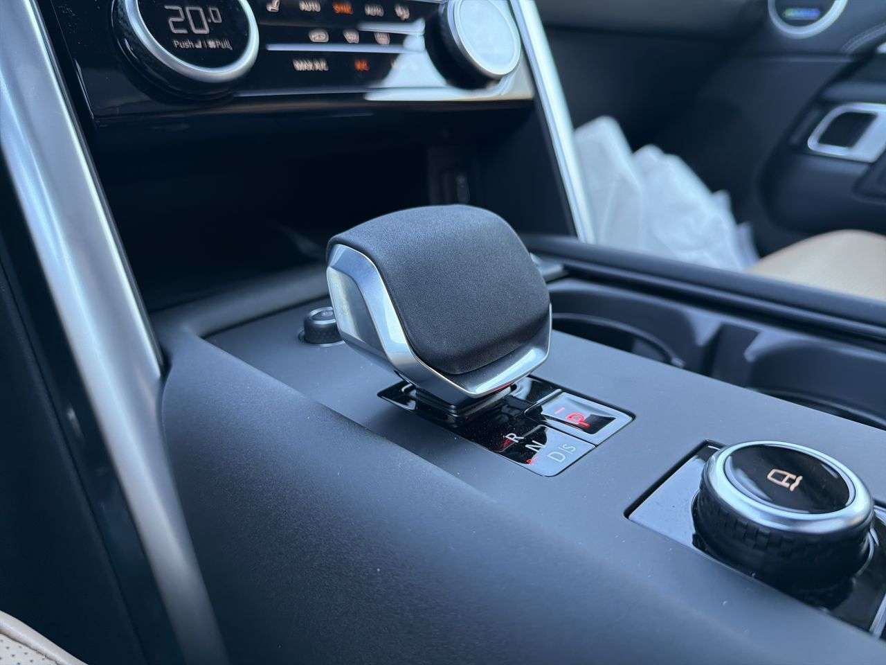2026 Land Rover Discovery P300 Dynamic SE thumb 17