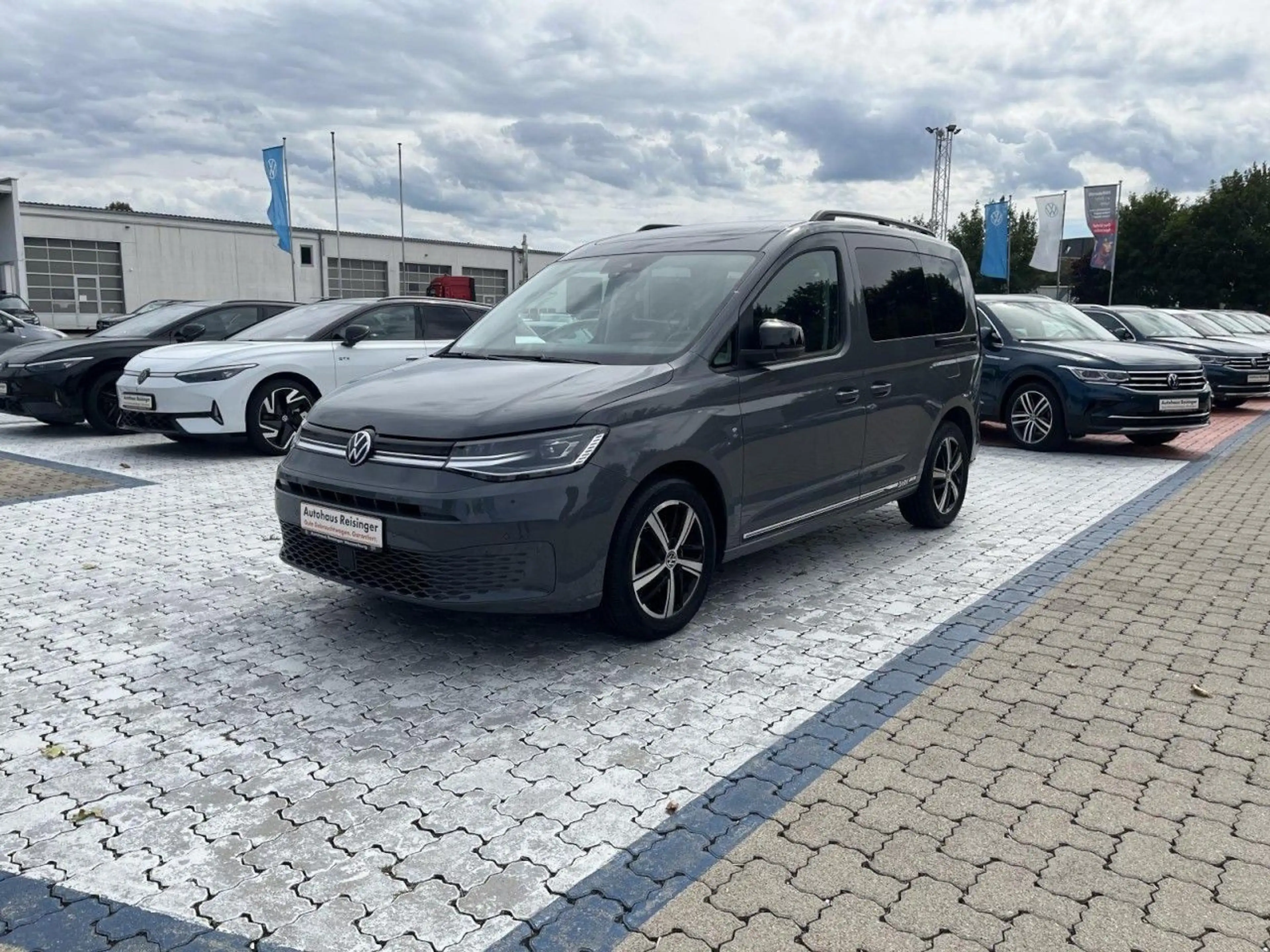 Volkswagen Caddy 2.0 TDI Dark Label DSG (LED+Panorama+PDC) — photo 2