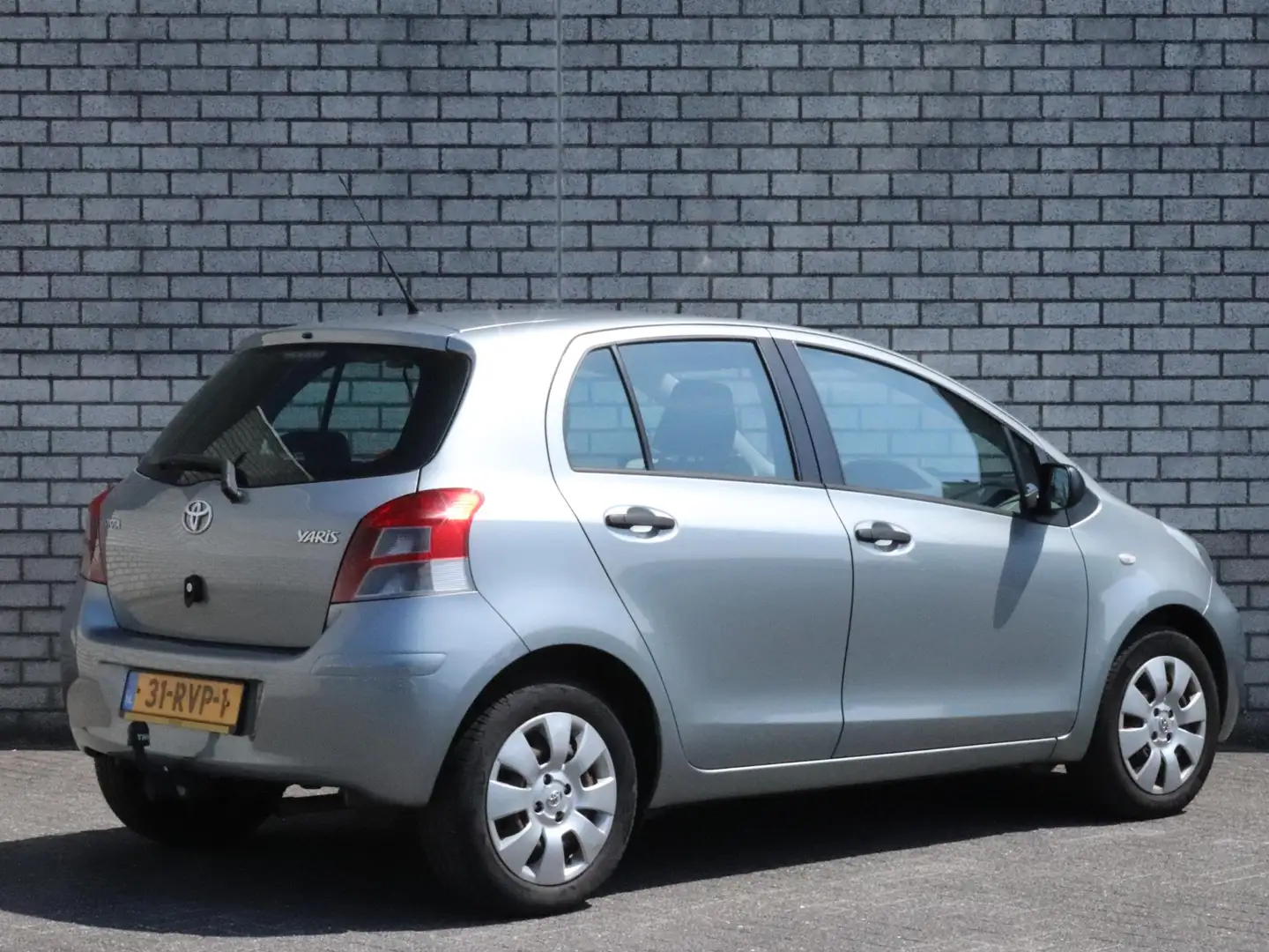 Toyota Yaris 1.3 VVTi Comfort | Trekhaak | Airco | Elektrische Grijs - 2