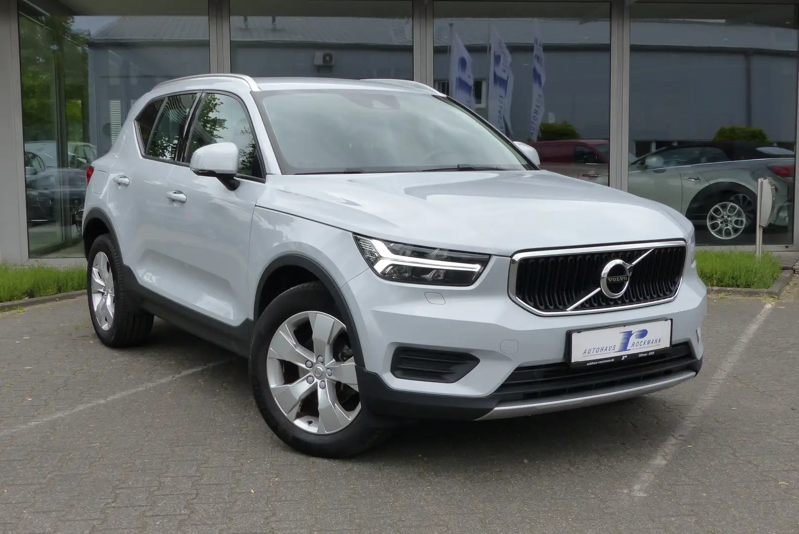 Volvo XC40 Momentum 2WD Aut. App PDC LED DAB Argent - 1