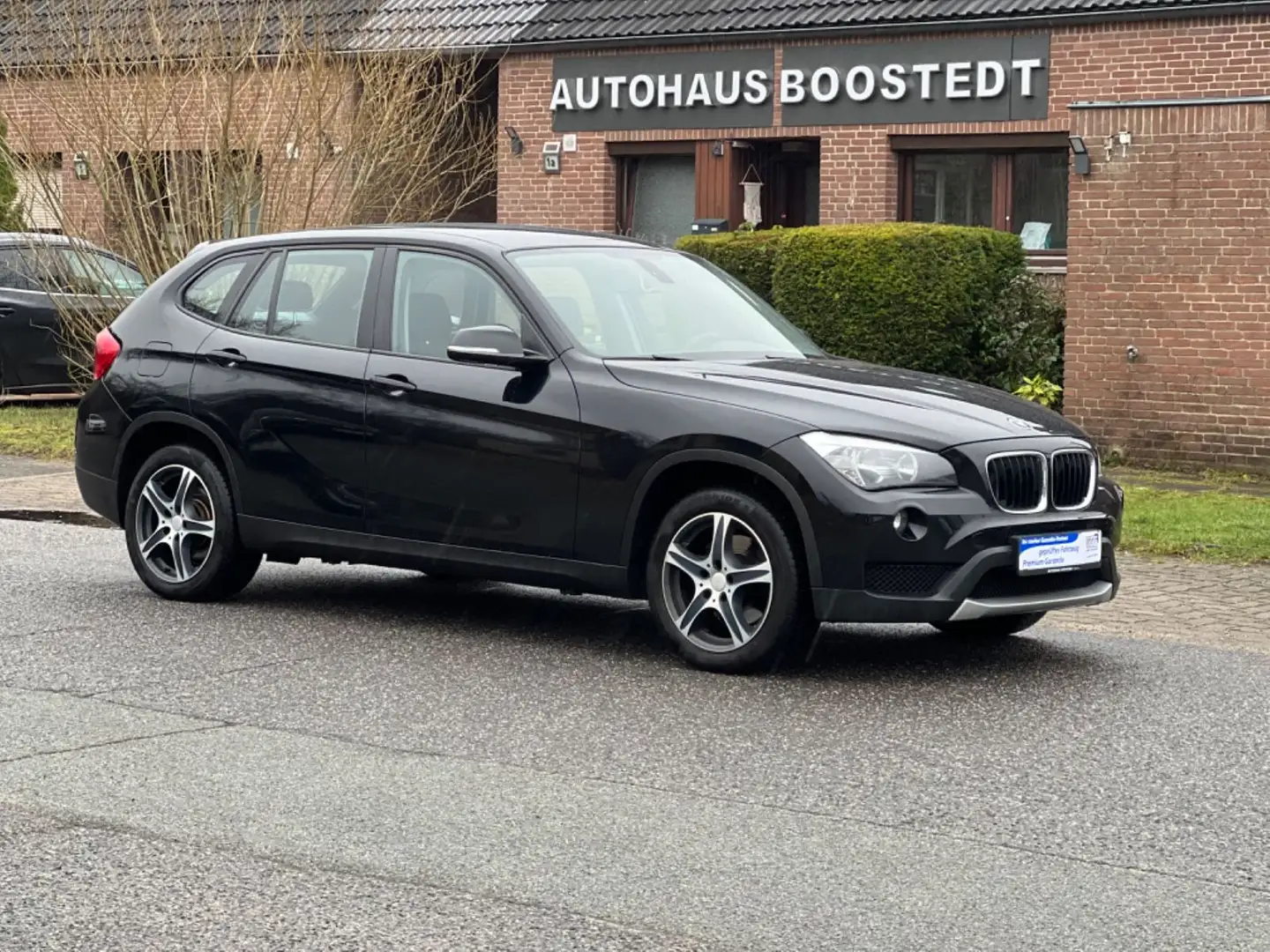 BMW X1 sDrive 16d *NAVI*SHZ*AHK*GARANTIE*17 ZOLL* Zwart - 1